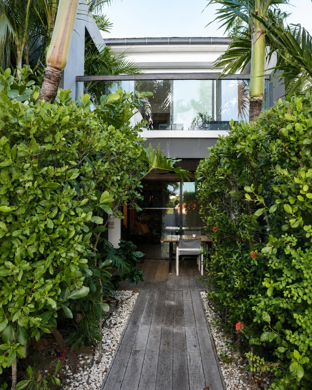 🇫🇷 À l’abri des regards, au cœur d’un écrin tropical. Une adresse confidentielle pour vivre Saint-Barth autrement.
___ ___
🇬🇧 Tucked away in a tropical setting. A private address to experience Saint Barth differently.
#revedesaintbarth #stbarth #saintbarthelemy #caribbean #stbarthlife