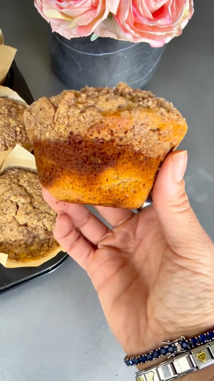 MUFFINS DE CANELA
Suavecitos, esponjosos y con ese sabor a canela que hace que toda la cocina huela increíble. Te dejo dos versiones para que los hagas con harina tradicional o con una mezcla de harinas que aporta más grasa insaturada y fibra.
Ingredientes
* 3 huevos a temperatura ambiente
* 1 taza de azúcar o monk fruit granulado equivalente
* 150 g de yogurt griego natural
* 1/4 taza de leche
* 114 g de mantequilla derretida
* 1 1/2 tazas de harina de trigo
O sustituye la harina de trigo por:
* 1 1/8 tazas de harina de almendra
* 3/8 taza de harina de avena
* 2 cucharaditas de polvo para hornear
* 1/2 cucharadita de sal
* 1 1/2 a 2 cucharaditas de canela
Para el crumble de canela
* 1/2 taza de harina de trigo o la misma proporción de mezcla de almendra y avena
* 1/2 taza de azúcar o monk fruit granulado equivalente
* 60 g de mantequilla fría en cubitos
* 1 cucharadita de canela
Preparación
1. Precalienta el horno a 175 °C.
2. Bate los huevos con el azúcar o monk fruit hasta que la mezcla se vea más clara y aireada.
3. Agrega el yogurt, la leche y la mantequilla derretida y mezcla.
4. Incorpora la harina que hayas elegido, el polvo para hornear, la sal y la canela. Mezcla únicamente hasta integrar.
5. Para el crumble, mezcla la harina, azúcar o monk fruit y canela. Agrega la mantequilla fría y trabaja con las manos hasta formar migas.
6. Divide la mezcla en moldes para muffin, llenando aproximadamente 3/4 de su capacidad, y termina con bastante crumble encima.
7. Hornea durante 25–30 minutos, o hasta que al insertar un palillo salga prácticamente limpio.
Quedan increíbles tibios, con el crumble doradito por arriba y el centro súper suave.