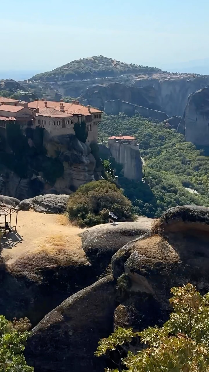 Flotando entre nubes y rocas, te encuentras con 📍Meteora ✨🇬🇷
#grecia #meteora #tipsdeviaje #kalambaka