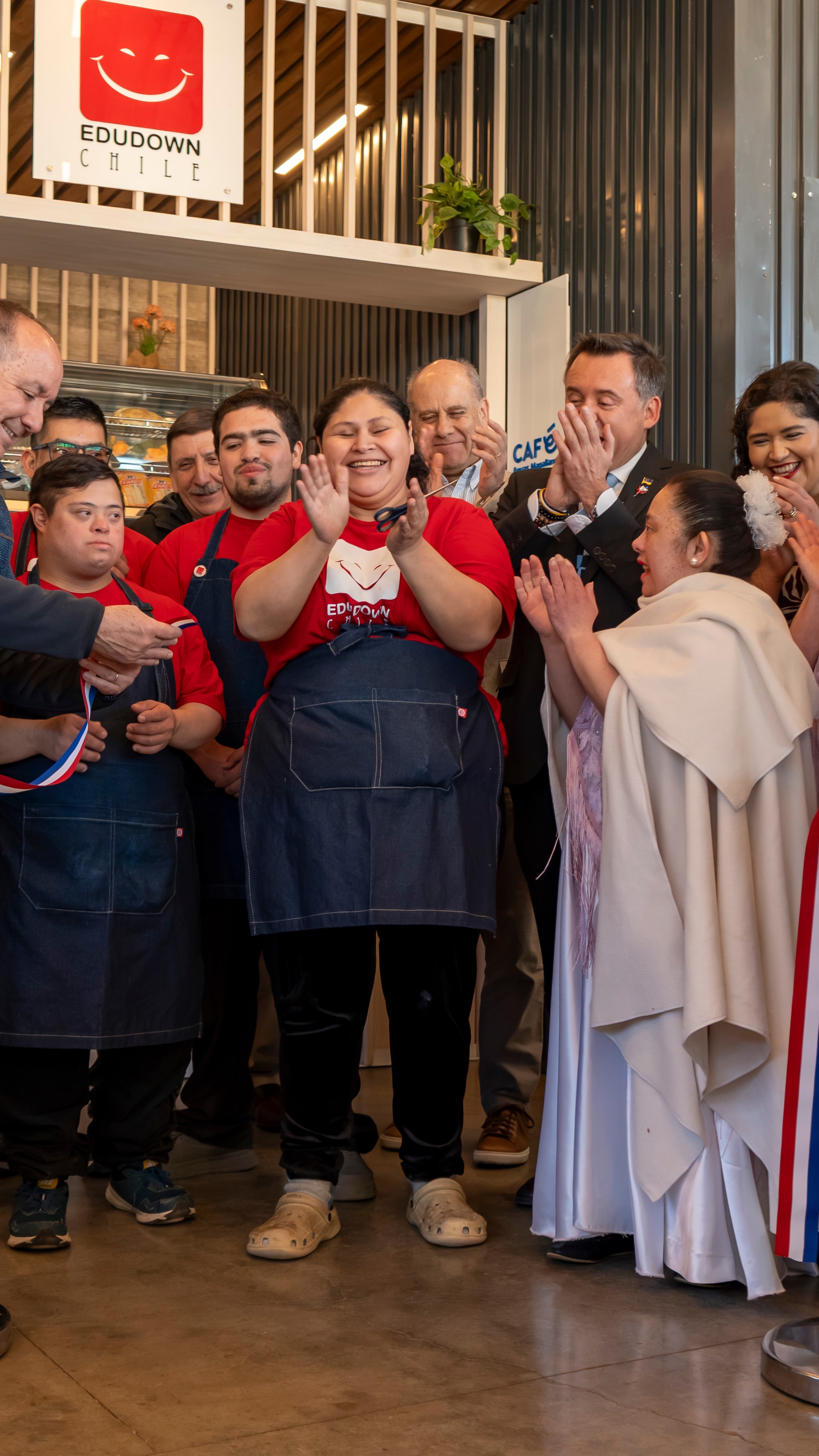 ☕❤️ ¡Un nuevo espacio que abre oportunidades en Punta Arenas!
Junto a Aguas Nuevas y Edudown, estamos muy felices de inaugurar la Cafetería Aguas Magallanes, un proyecto que nos llena de orgullo y que representa mucho más que un nuevo lugar para compartir un café.
Este espacio nace para abrir nuevas oportunidades de inclusión laboral para jóvenes con discapacidad intelectual, acompañándolos en el camino hacia una vida más autónoma, activa y con nuevas posibilidades.
Queremos agradecer especialmente al alcalde de Punta Arenas, Claudio Radonich, a las familias y a todas las empresas que nos apoyan y creen en esta aventura. 🤝❤️
Gracias por confiar en que, cuando trabajamos juntos y abrimos espacios y oportunidades, la inclusión se transforma en una realidad.
📍 Punta Arenas
☕ Un café que también sirve oportunidades.
✨ ¡Estamos muy felices de comenzar este maravilloso proyecto!
#cafeteriainclusiva #magallanes #inclusionpuntaarenas #Edudown