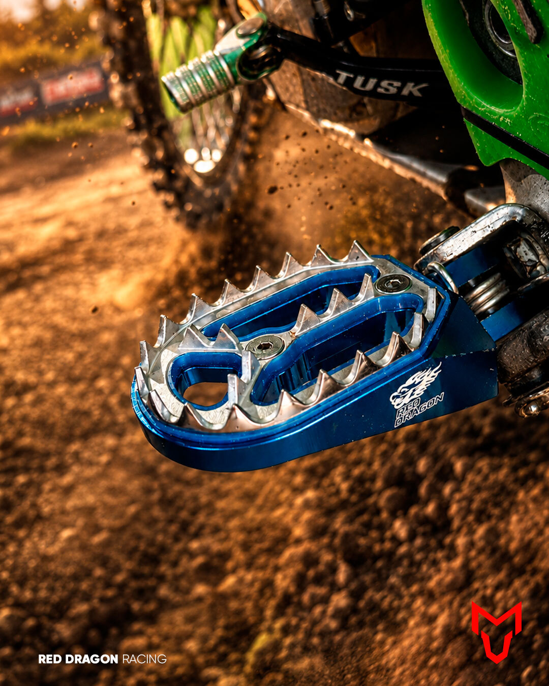 Mais controle, firmeza e confiança para acelerar no limite! 🏁🔥
A pedaleira Red Dragon foi feita para quem encara terra, lama e desafios sem abrir mão da segurança e da performance. Porque no off-road, cada ponto de apoio faz a diferença! 🏍️💨
👉 Equipe sua moto com Red Dragon. Procure um revendedor e garanta a sua!
#RedDragon #RedDragonRacing #PedaleiraRedDragon #Motocross #OffRoad #Trilha #Enduro #Performance #MotoParts #DuasRodas #AdrenalinaSobreDuasRodas