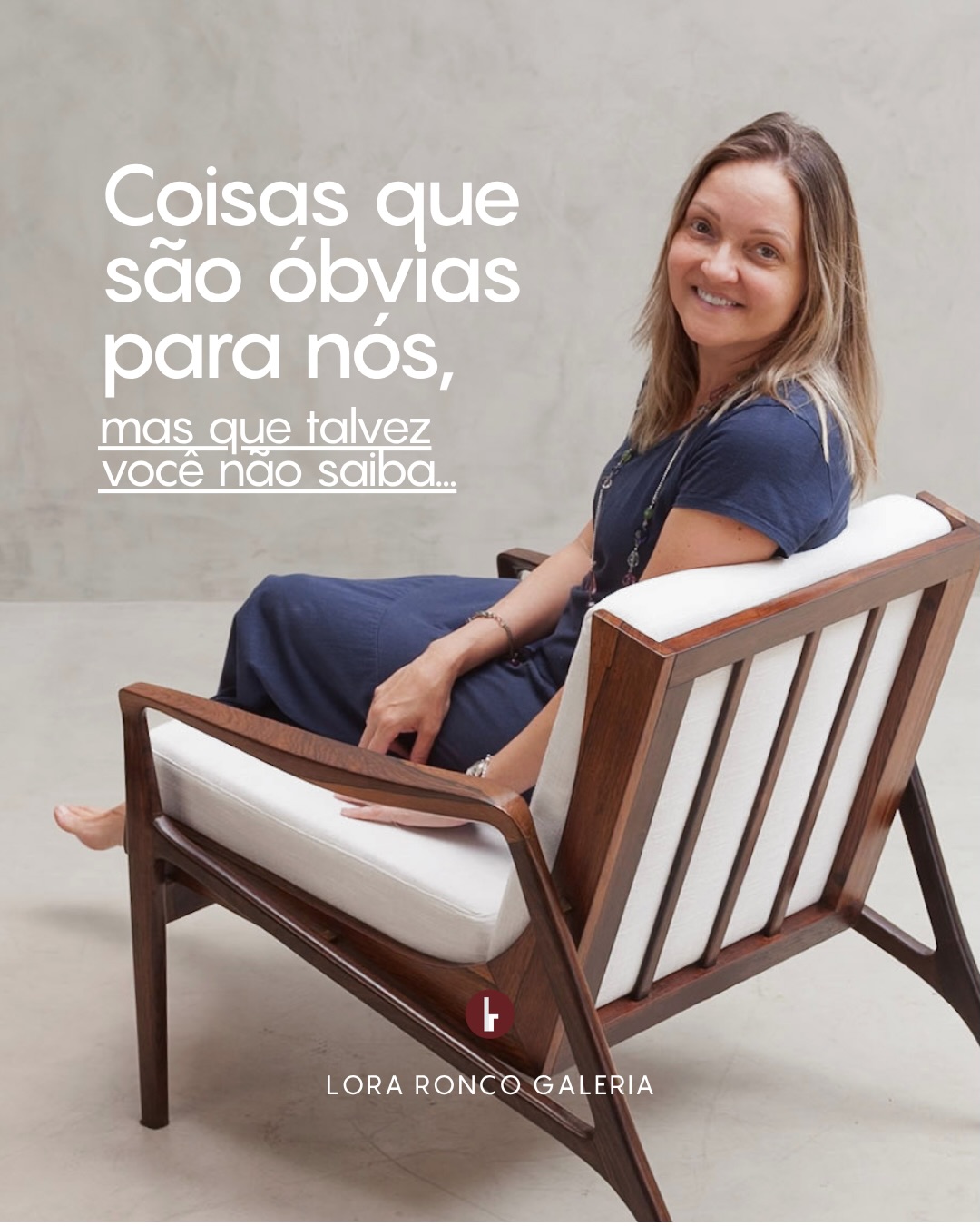 Algumas coisas passam a parecer evidentes quando fazem parte do cotidiano.
Para quem trabalha com mobiliário moderno, é natural saber que nem sempre será possível encontrar a quantidade exata que um projeto pede, que uma peça vendida pode não ser reposta e que restaurar não significa devolver ao móvel uma aparência de novo.
Também faz parte desse trabalho compreender que cada intervenção exige pesquisa, que preservar nem sempre significa eliminar marcas e que uma peça de época pode continuar sendo usada sem perder seu valor histórico.
Neste carrossel, reunimos algumas questões que atravessam diariamente o nosso trabalho. Esperamos que este conteúdo ajude você a compreender um pouco melhor como funciona uma galeria de mobiliário moderno e as particularidades que envolvem a formação e a preservação de um acervo.
📍Visite a galeria
Conjunto Nacional – Av. Paulista, 2073
Horsa II (ao lado da Dexco) – 11º andar, conjunto 1103
Estacionamento: R. Padre João Manuel, 60
Horários regulares:
Seg a Sex — 10h às 18h
Sábados — 10h às 16h
#loraroncogaleria #designbrasileiro #braziliandesign #mobiliáriomoderno #mobiliariomodernobrasileiro