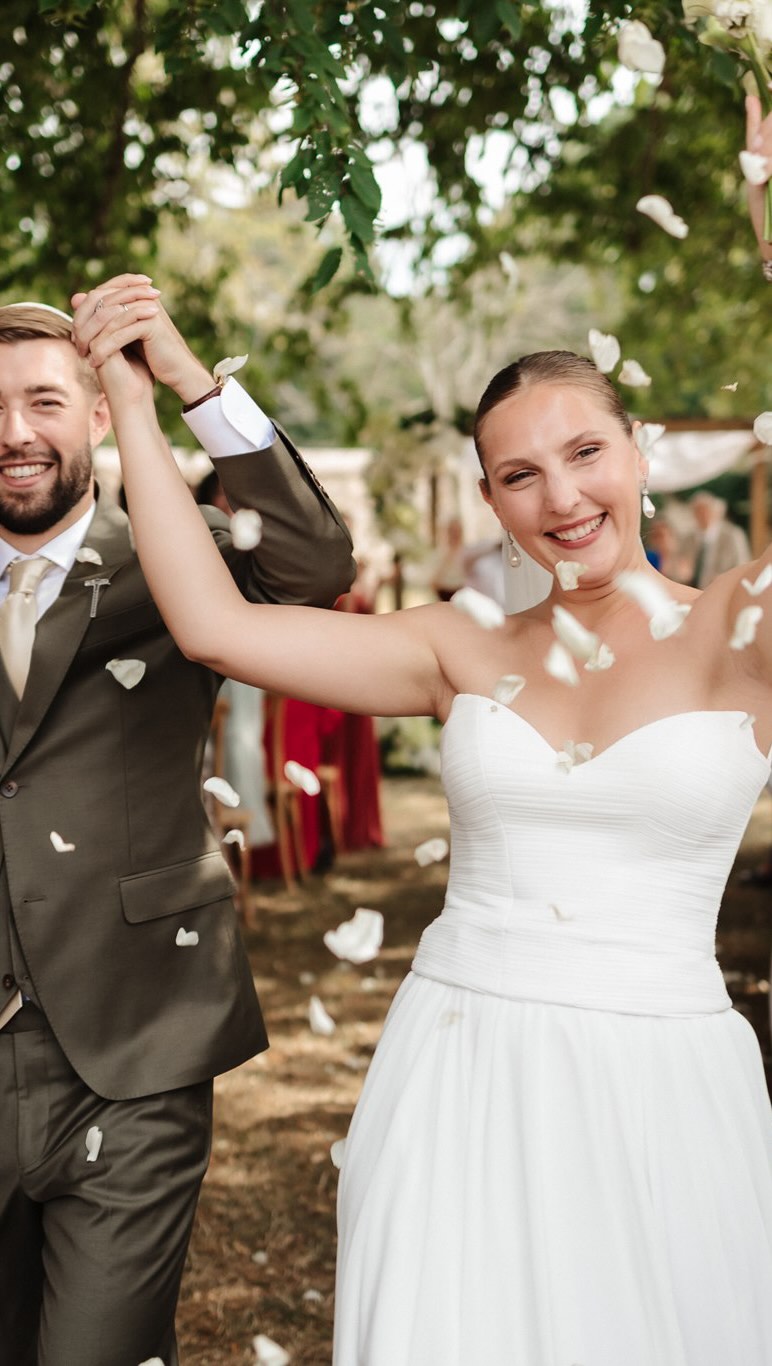 Un mariage inoubliable!
Une équipe de rêve, un endroit fabuleux, une ambiance de feu, des invités adorables et surtout des mariés fantastiques! Un mariage aussi beau à regarder qu’à vivre. Un équilibre parfait entre beauté des détails grâce à Flavie et son équipe et authenticité du moment grâce à tous ces humains incroyables ! Merci à I & R pour ces souvenirs merveilleux!
.
.
.
La best team !!!
🗒️ @eneane.weddingplanner
📹 @lafilleencombi
💄 @frederik.a_hair_makeup
💇♀️ @lescoiffuresdanais
🏰 @chateaudargeronne
📸 second photographe @nemo_wallinka
#mariage #normandie #mariagejuif #bestcouple