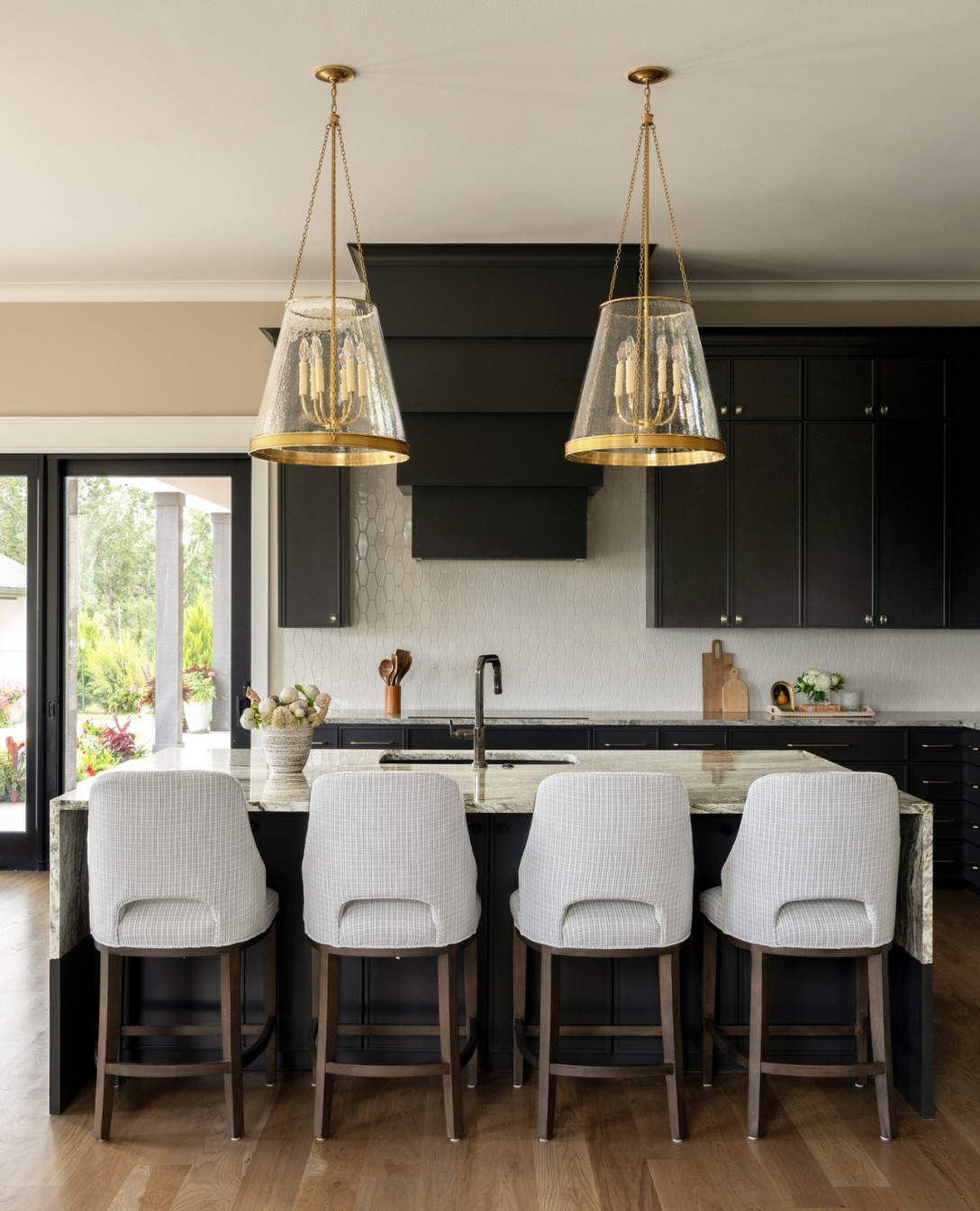A salt & pepper kitchen designed for dining in? Count us in.
This project at #foxpondestate blends moody allure with brass accents and a custom hood design that commands your attention... and demands satisfaction. 🔥
#modernhome #newproject #luxuryinterior #dallasdesign