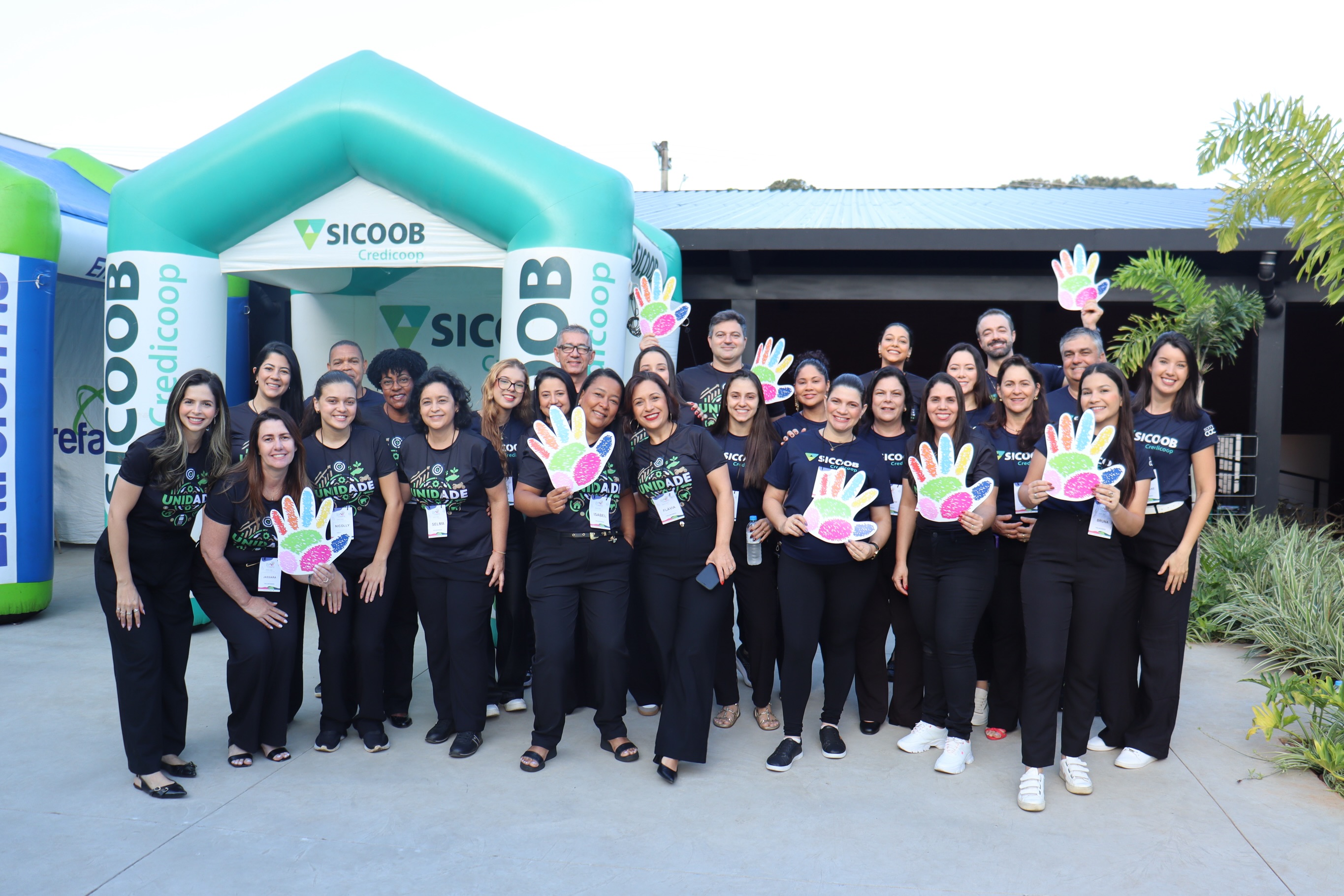 Há projetos que entregam muito mais do que um evento. Entregam propósito, conexão e impacto.
O Dia C – “Cuidar de quem cuida” nasceu para acolher pessoas que dedicam grande parte da vida ao cuidado do outro e que, muitas vezes, deixam o próprio cuidado em segundo plano.
A ação foi construída em conjunto pelo @sicoobcredpit e @sicoobcredicoop , com voluntários, parceiros e profissionais unidos pelo mesmo propósito.
Foram semanas de planejamento, articulação, organização, alinhamento de equipes e muitos detalhes até tudo ganhar forma.
E é justamente isso que mais me encanta: transformar uma ideia em ação, conectar pessoas e instituições e fazer com que o cuidado chegue a quem realmente precisa.
O resultado foi muito mais do que uma manhã especial. Foi cooperação, presença, acolhimento e compromisso com a comunidade.
Boas ideias ganham força quando encontram pessoas dispostas a construir juntas. 💚
#diac #cooperativismo #impactosocial #desenvolvimentodepessoas #governança
