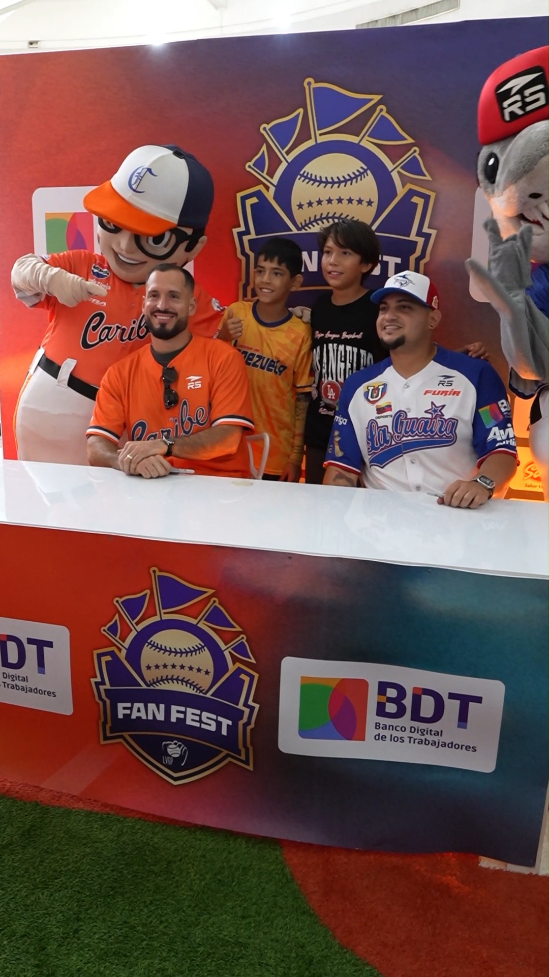 En el fan fest, contamos con la visita de @herlisrodriguez y @angelpadron.02 gracias a la @lvbp_oficial , muy felices de compartir en su tierra .
