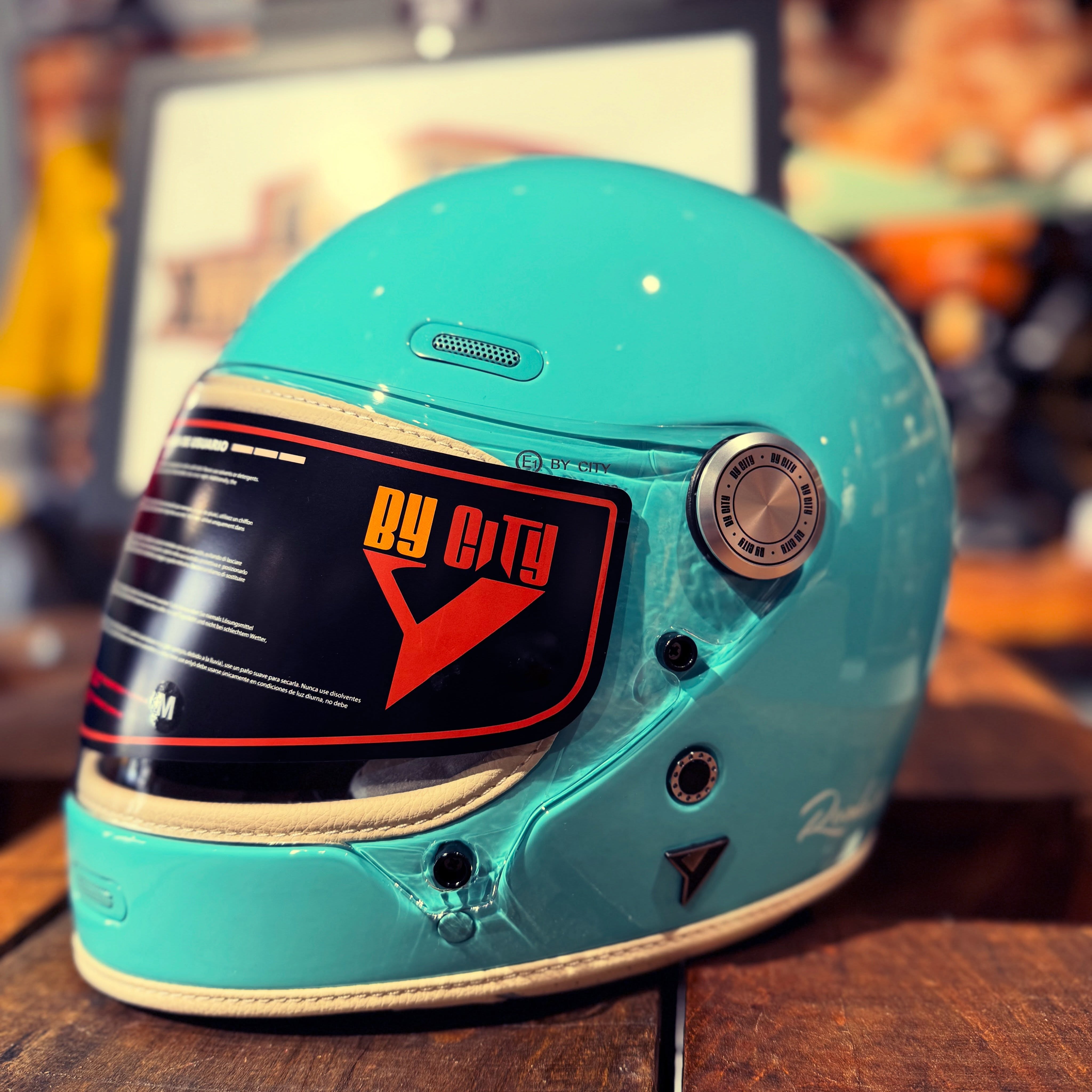 Avenida Vitacura 9033📍Santiago de Chile 🇨🇱 🔥Casco By City Roadster III Vintage F1🔥Tecnología y diseño en su más simple expresión ⚡️Motyba Motos Rider's Garage & More⚡️Te esperamos. . .
.
.
.
#motybamotos #casco #moto #motoschile #triumph