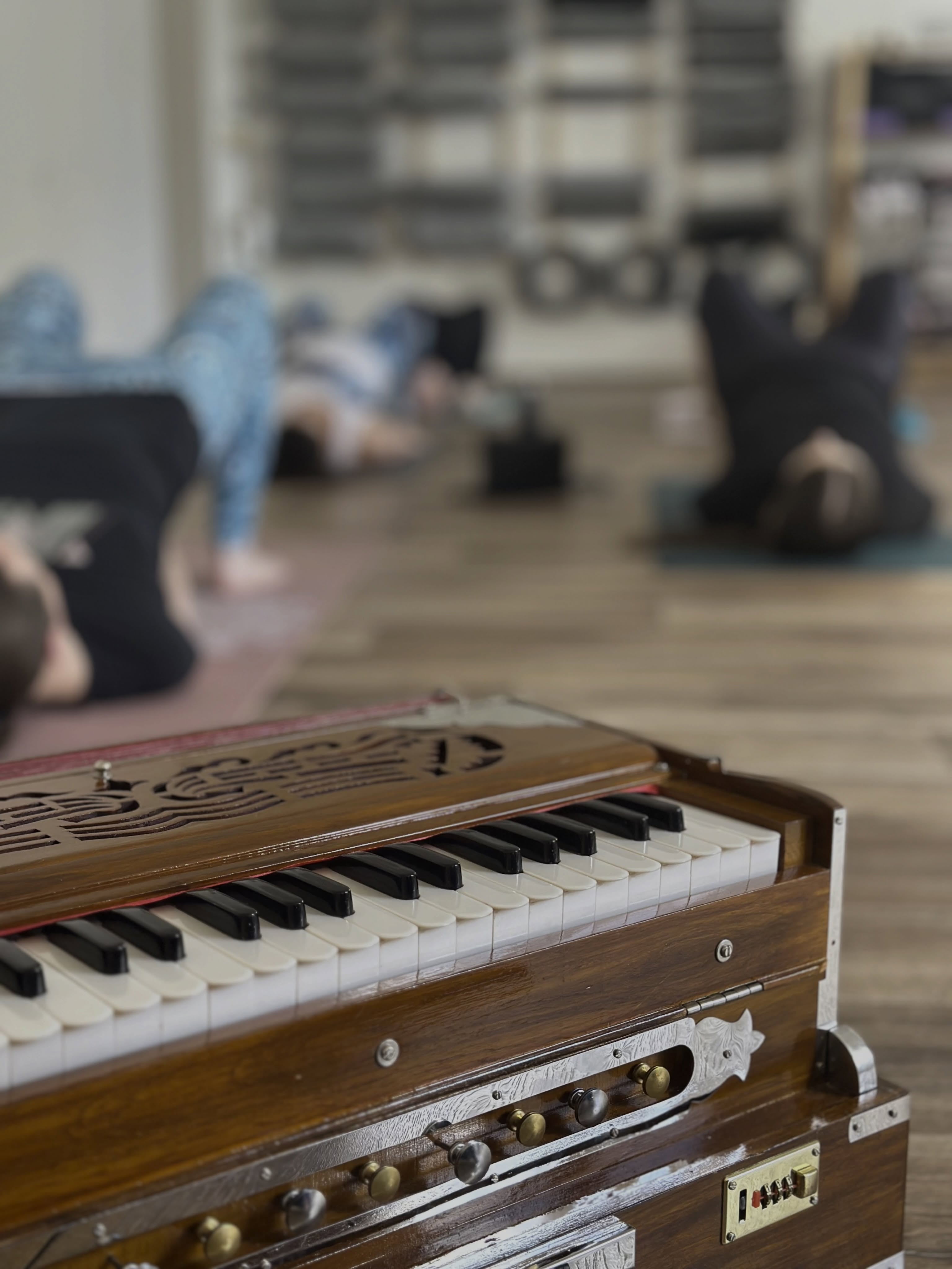 🎹 Harmonium dnes zazní sálem spolu s Iris ( @iris.sri.devi ) na velmi příjemné lekci Vinyasa jógy v 16.30. ✨ Volných míst ještě pár je 🤗 🫴🏻 rezervace.pranavajoga.cz
Krásné úterý jogíni. ☀️🙏🏻