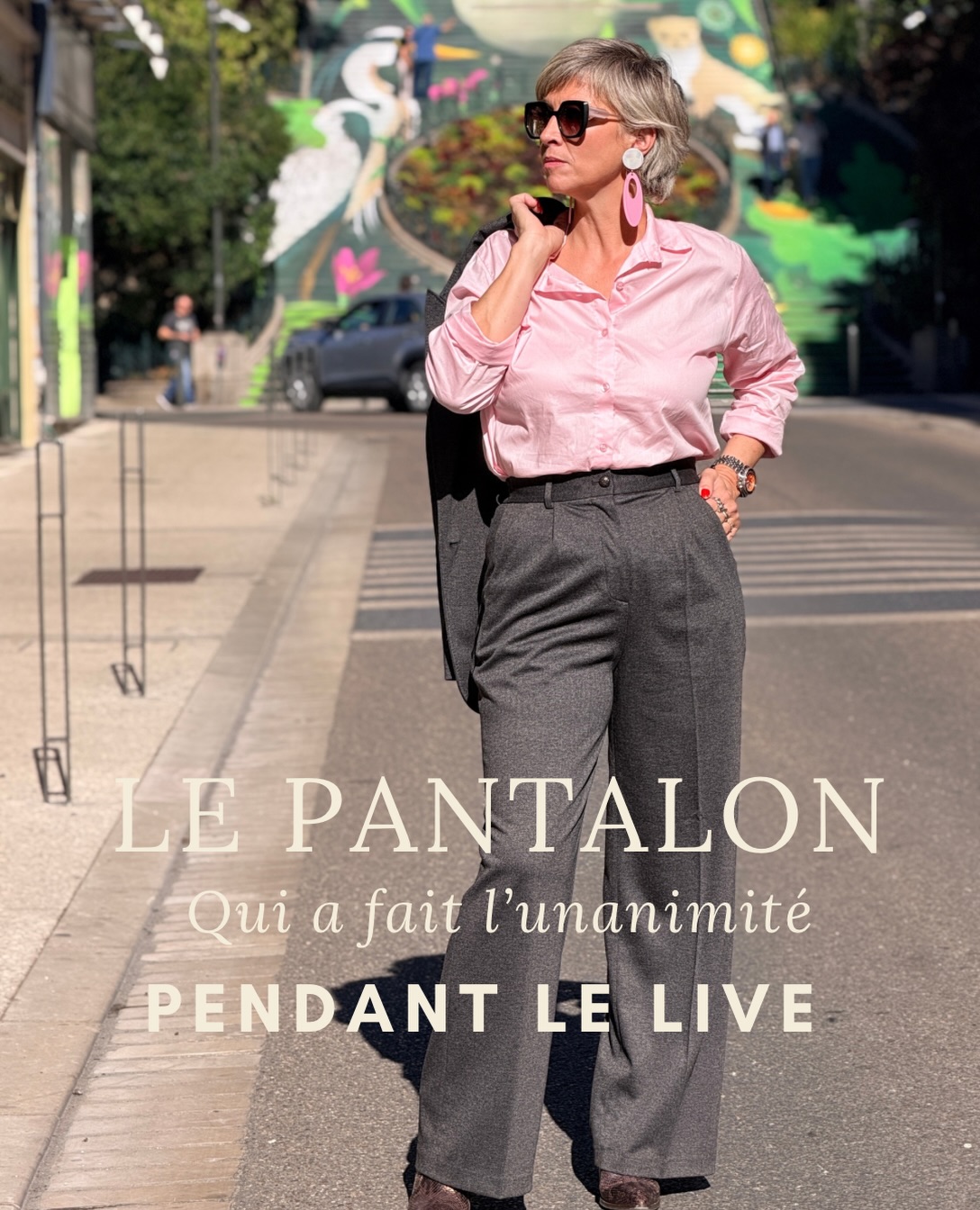 Je l’avais filmé samedi… sans savoir que lundi, il allait voler la vedette pendant le live 😂🔥
Le pantalon Nio a fait l’unanimité et je comprends pourquoi :
✨ une taille haute qui structure joliment ;
✨ des plis qui apportent de l’aisance ;
✨ une jambe large au tombé impeccable ;
✨ une coupe qui accompagne les formes sans les mouler.
Avec une chemise rose pour réveiller son imprimé chevron ou accompagné de son blazer pour une allure de tailleur affirmée… il a ce petit supplément de caractère qui change toute la silhouette 😍
🛍️ Le Nio est disponible sur l’eshop, dans l’onglet « Les pépites du live ».
Le stock actuel est déjà limité selon les tailles.
Vous hésitez sur la taille ou la façon de le porter ? Écrivez simplement NIO en commentaire et je vous conseille 💗
#comtessedeblois #conseilsmode #pantalonlarge #modefemme #looktailleur