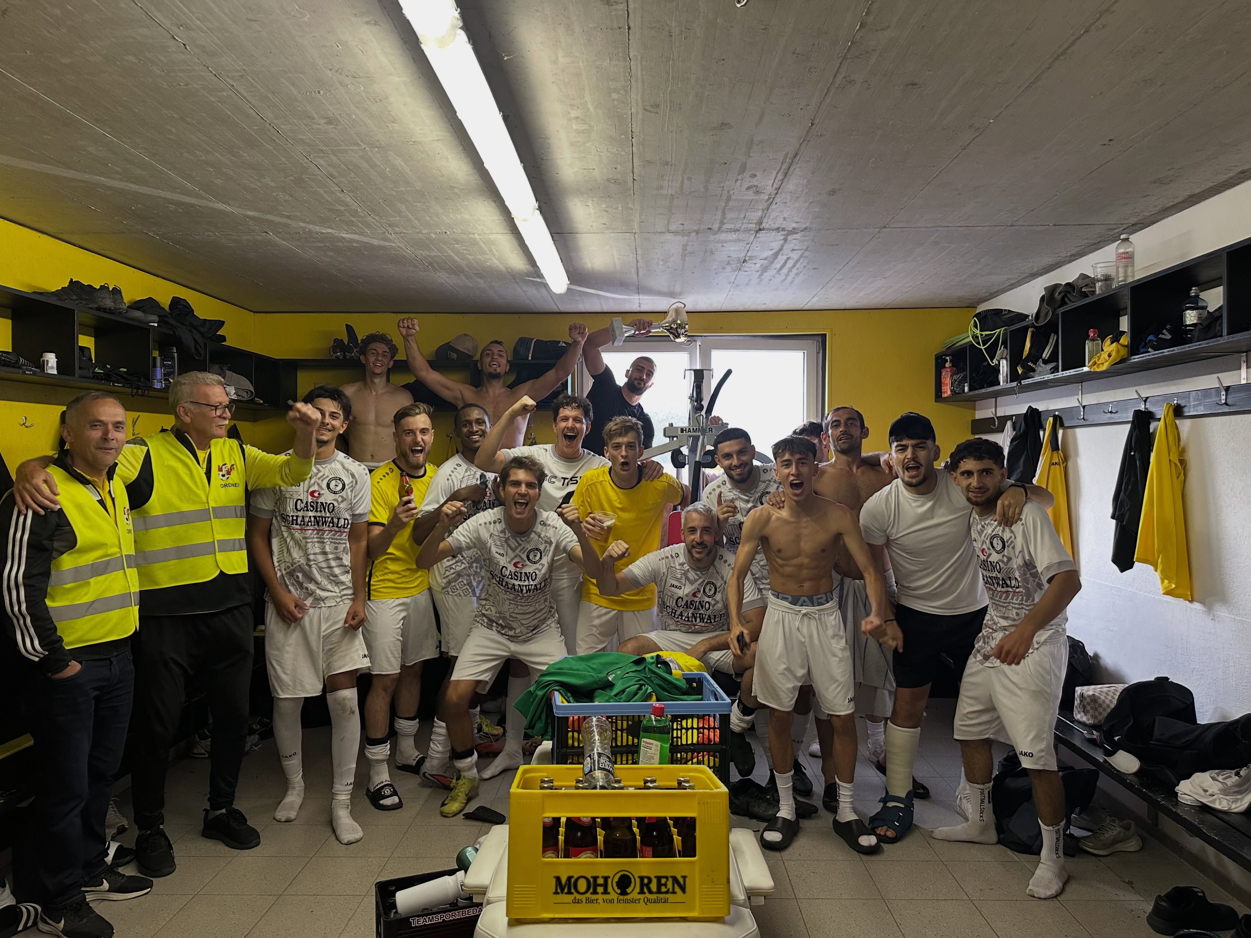 🖤 HEIMSIEG! 💛
Der SC Tisis gewinnt mit 2:0 gegen den VfB Bezau! 🔥⚽️
Nach einer torlosen ersten Halbzeit brachte @dario.andrad den SC Tisis in der 56. Minute mit 1:0 in Führung. 💪
In der Nachspielzeit machte @mert61altundal in der 91. Minute den Deckel drauf – 2:0! 🙌
Starke Teamleistung und drei wichtige Punkte! 🖤💛
#sctisis #sctisisonfire #landesliga #vorarlberg #fyp