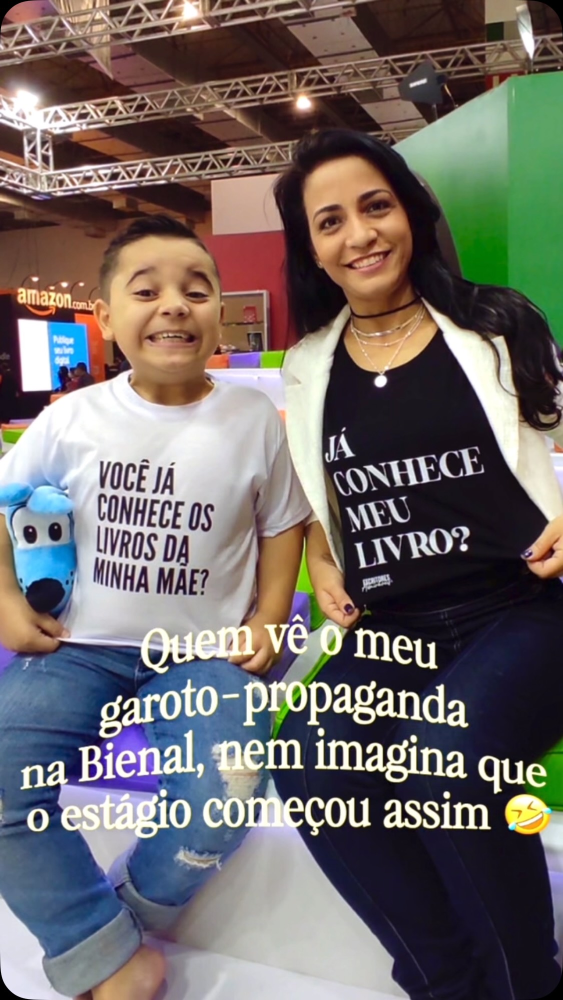 Responde aqui: Qual livro você já conhece os livros da mãe do Pedro? Ah, e sim: eu sou a mãe do Pedro. 🫣😅📚
A pergunta era inocente, mas o garoto-propaganda profissa. 🤣 O que achou do meu garoto-propaganda?
⭐️Conte aí qual livro todo mundo deveria conhecer.
⭐️Aproveita e marca aquela pessoa que sempre fala: “Não vou comprar nada” e, segundos depois, está carregando sacolas de livros. 🥰🥰
Esperamos vocês no dia 12/9, na @editoracirandacultural .
#bienaldolivro #bienaldolivrosp #bookgram