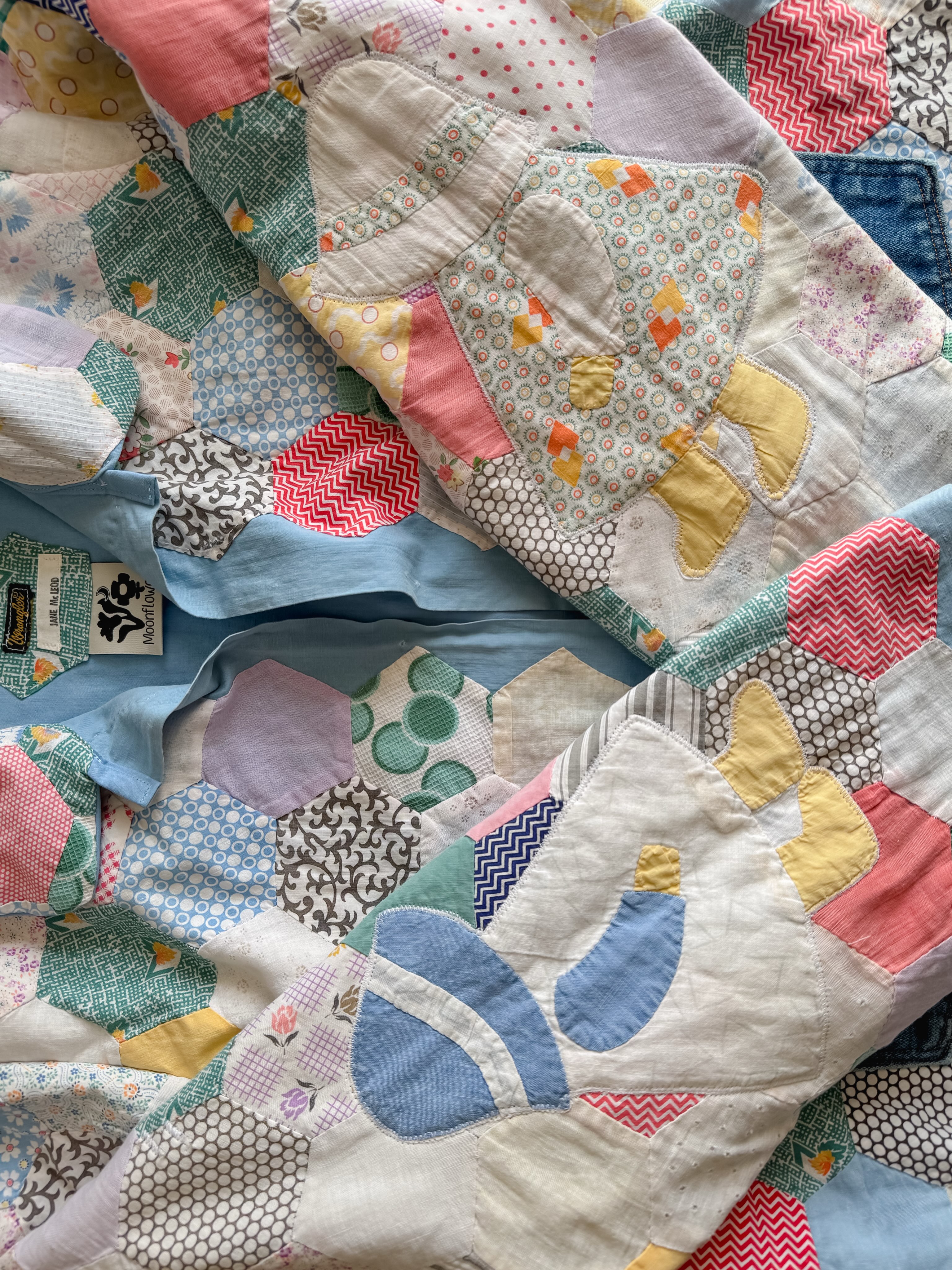 This little coverlet stole my entire heart from the moment I saw her. She was well loved and showed some wear, but it’s nothing that a few sunbonnet sue appliqués and some stitchin’ couldn’t fix. Meet, Dolly. 🦋 🩷
.
Save the date, adult size quilt AND blanket coats coming to the shop tomorrow at 7pm EST!
.
Keep your eyes on stories tonight, I’ll be posting info and pics of all the coats after my little one goes to sleep!
.
Xoxo
Cassi
.
.
#shopsmall #quiltcoat #fallfashion #coatofmanycolors #sunbonnetsue