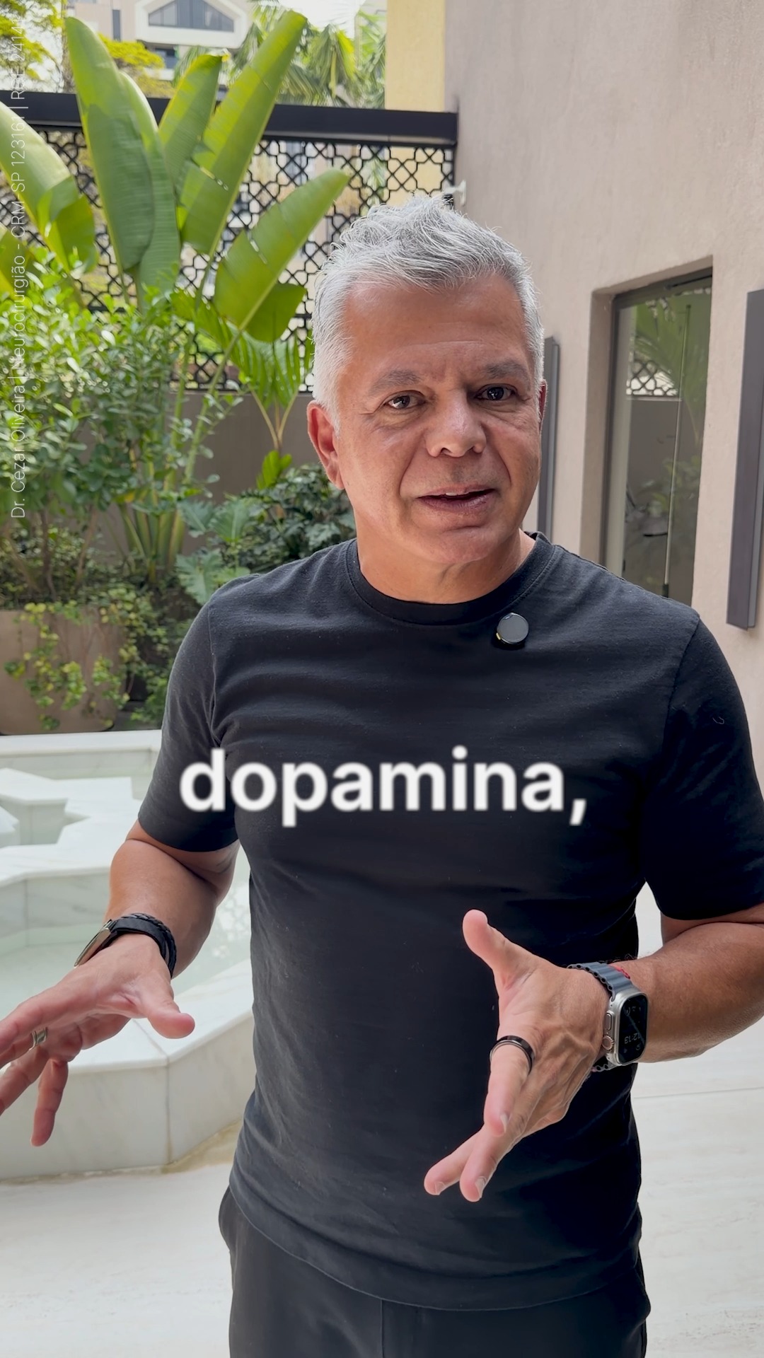 Mais um vídeo. Mais uma compra. Mais uma novidade. E a sensação de que ainda falta alguma coisa. 📱
A busca constante pelo próximo estímulo pode alimentar um ciclo em que nada parece suficiente: você consegue o que queria e logo já está querendo mais.
Neste vídeo, falo sobre dopamina, motivação e essa necessidade de novidade que merece atenção na nossa rotina.
Vale observar: como você se sente quando não há nada novo acontecendo?
Salve para refletir e acompanhe os próximos vídeos. Vamos aprofundar essa conversa sobre dopamina.