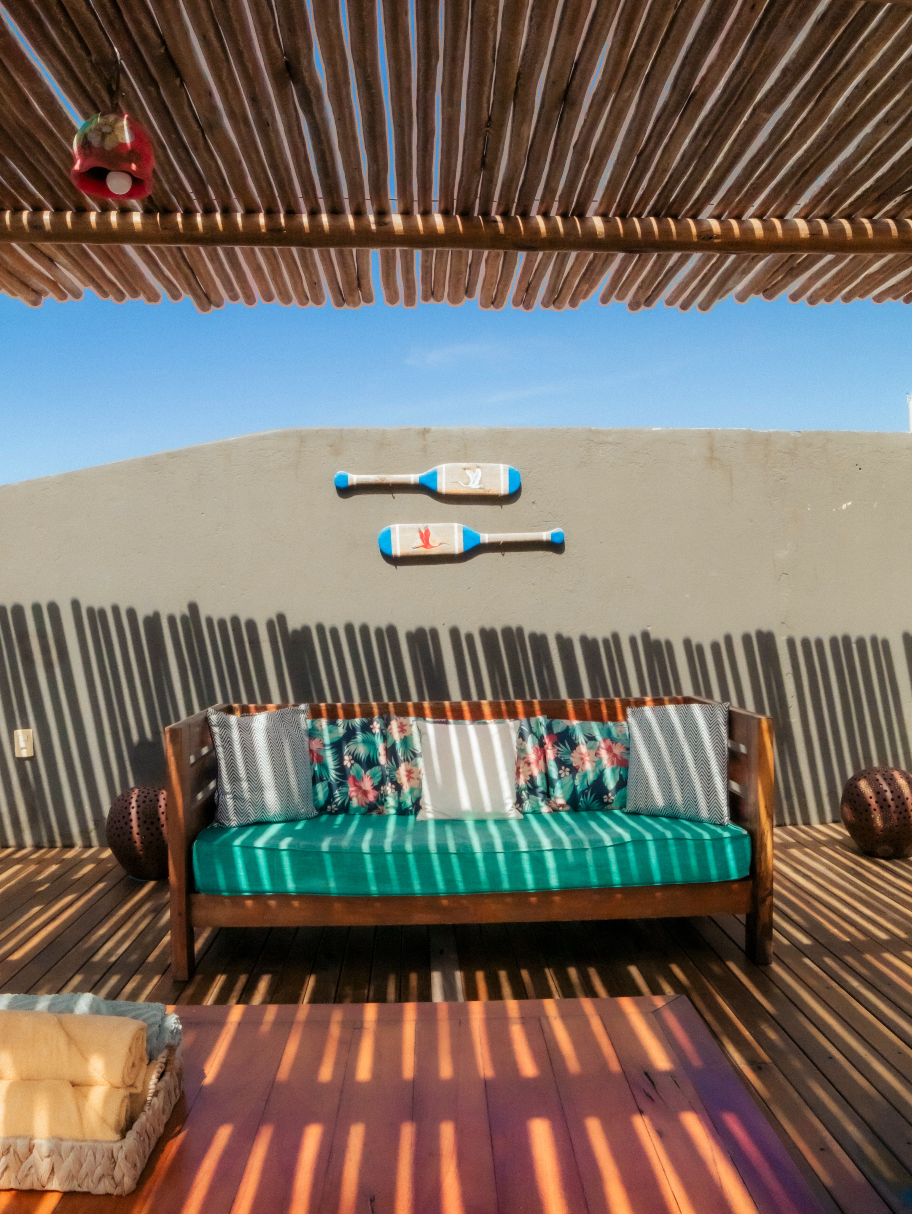 Vibrant pieces, chosen to complement the light of the coast and the blue of the sea just beyond. A meeting of design, Brazilian character and the effortless feeling of being at Praia de Lagoinha, Ceará.
Because here, every detail is designed to be experienced and remembered.