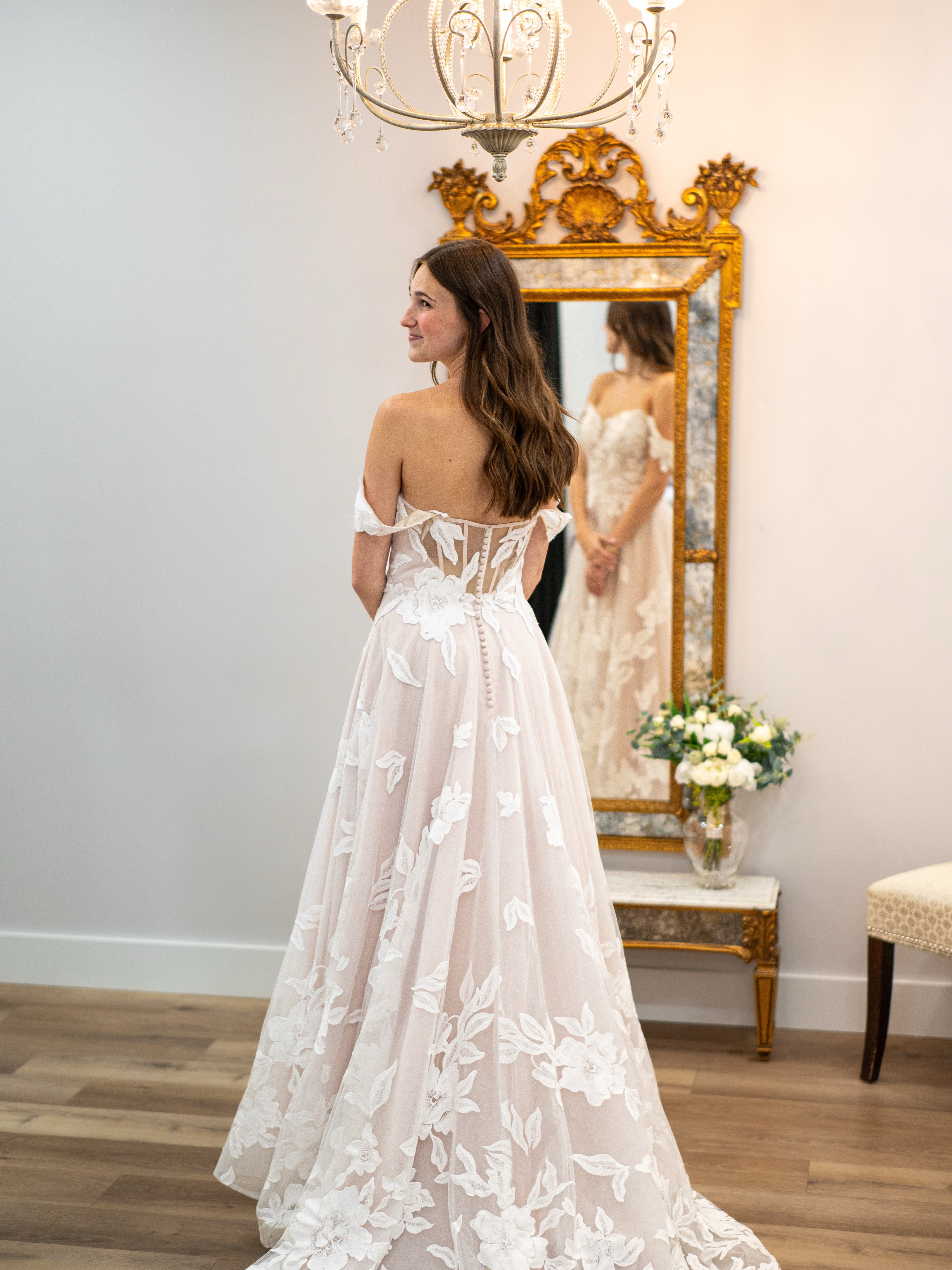 Could this be your dream gown? Such a perfect style! Schedule your appointment to try it on at www.dianesformalaffair.com 🤍💍
@emma_bhudson