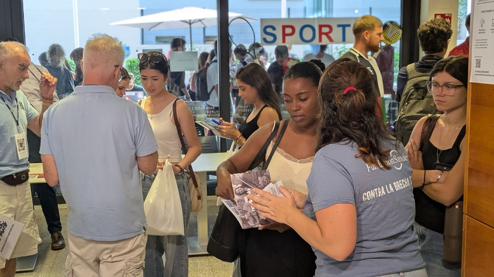 Esta semana hemos participado en la Feria de Actividades de Otoño 2026 de SLU-Madrid, donde hemos tenido la oportunidad de acercar Fundación Sanders al alumnado y compartir nuestra labor y nuestros proyectos. Durante la jornada pudimos conocer a estudiantes interesados en el voluntariado e intercambiar ideas. Nos quedamos con muchas conversaciones, nuevos contactos y, sobre todo, con la ilusión de seguir creando oportunidades para que más jóvenes puedan implicarse en proyectos sociales.
¡Gracias a SLU-Madrid por invitarnos y a todas las personas que se acercaron a conocernos!
#Voluntariado #SLUMadrid #AcciónSocial #CompromisoSocial VoluntariadoUniversitario ImpactoSocial #fundacionsanders