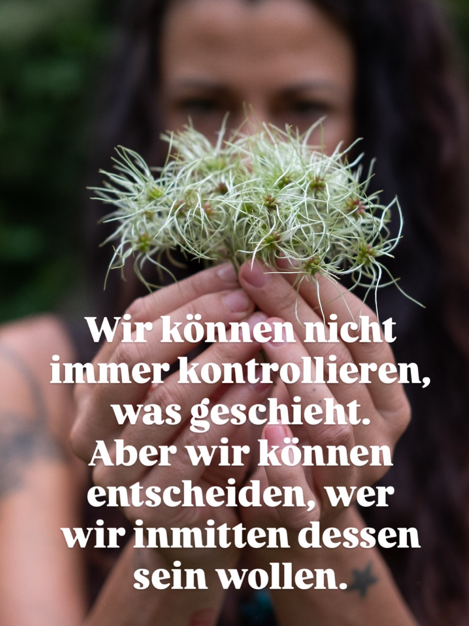 ✨Angst..
Es gibt gerade vieles in der Welt, was uns Angst machen kann. Dinge, die wir nicht verstehen, schwer beeinflussen und manchmal kaum ertragen können.
Wir können nicht immer kontrollieren, was geschieht. Aber wir können entscheiden, wer wir inmitten dessen sein wollen.
Vielleicht ist es gerade jetzt wichtig, nicht zu vergessen, was uns menschlich macht: Mitgefühl. Zusammenhalt. Hoffnung. Und die Fähigkeit, hinzusehen, aber ohne daran zu zerbrechen.
Wir können jeden Tag aufs neue entscheiden, wie wir den Menschen, Tieren und der Welt um uns herum begegnen. 🤍🌍
Ich glaube Veränderung beginnt genau dort – in den kleinen Entscheidungen, die wir jeden Tag treffen. 🌿
In Liebe, eure Meli-mint
#spreylove #weltschmerz #mitgefühl #zusammenhalt #peace