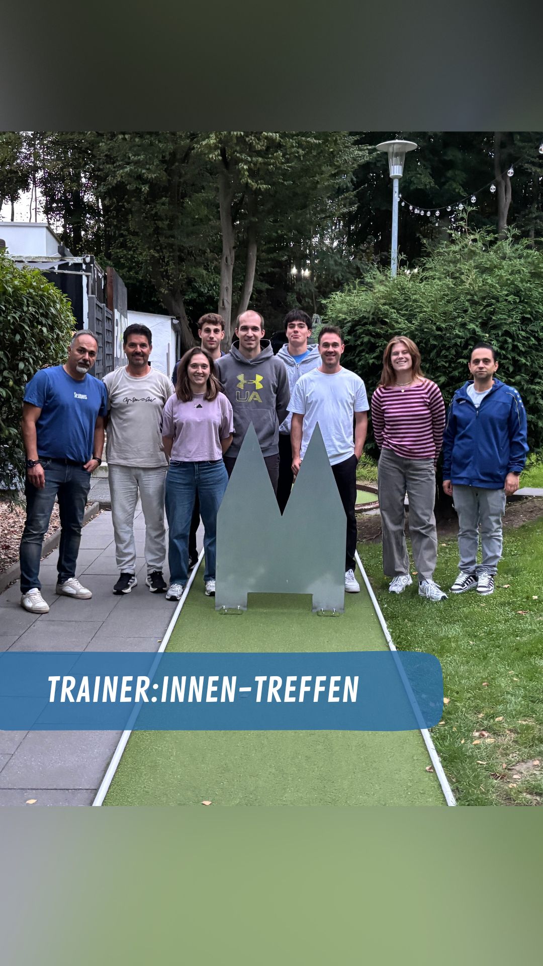 Am 02. September haben wir im Rahmen unseres Trainer:innen-Treffens einen schönen Abend auf der Minigolfanlage von @funandsport in Müngersdorf verbracht😊
Für die einen lief es dabei ziemlich erfolgreich – andere haben vielleicht festgestellt, dass sie doch lieber beim Fußball bleiben😉
Es war eine schöne Gelegenheit, abseits des Fußballplatzes Zeit miteinander zu verbringen, sich auszutauschen und gemeinsam einen entspannten Abend zu genießen. Besonders gefreut hat uns, unsere beiden neuen Trainer Keno und Ryo noch besser kennenzulernen. Nochmal herzlich willkommen im Team!😊
Danke auch an alle anderen, die dabei waren – schön, dass ihr da wart! 🙌🧡