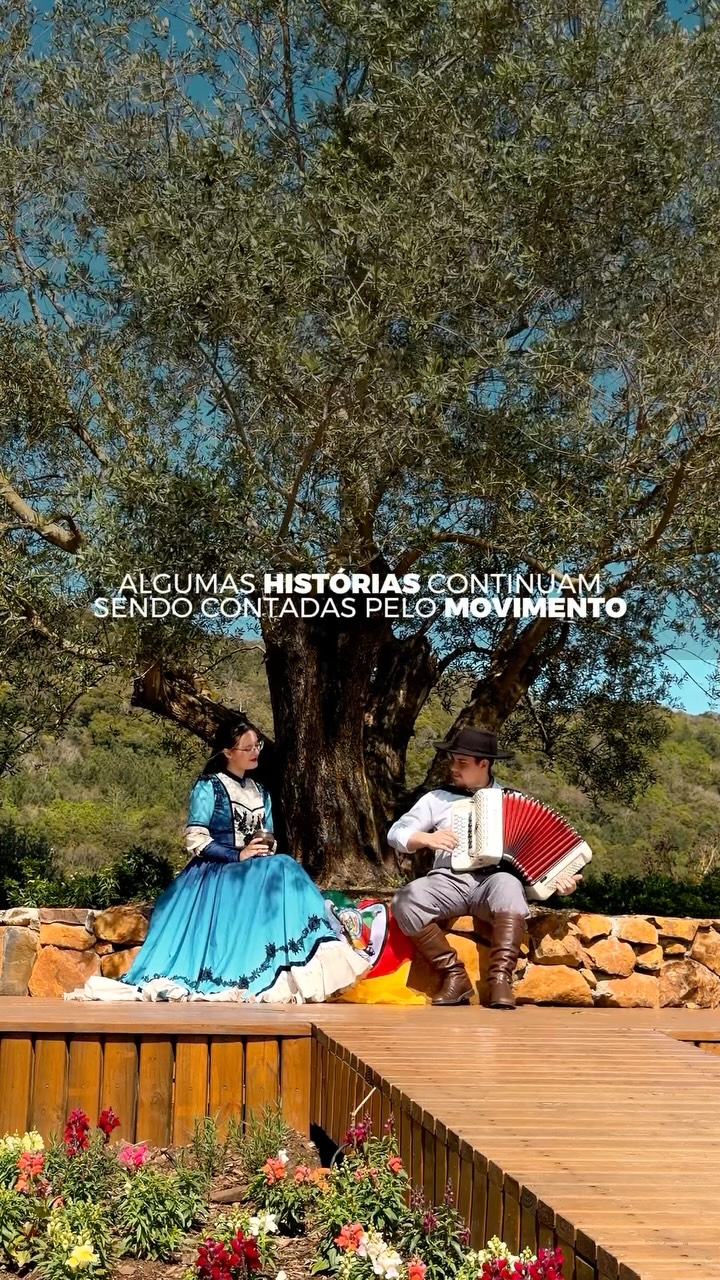 A Semana Farroupilha chega ao Olivas de Gramado para celebrar as nossas raízes.
De 14 a 20 de setembro, o parque recebe uma programação especial com música, dança e tradições que fazem parte da história do Rio Grande do Sul.
E nos dias 19 e 20, o destaque fica por conta do Festim Raízes Gaúchas.
No Deck Nostra Oliva, cinco estações gastronômicas apresentam ingredientes, histórias e sabores do nosso estado em preparos ao vivo, acompanhados de música ao vivo.
Garanta seu ingresso e venha celebrar o Rio Grande do Sul com a gente!
No lugar onde Gramado nasceu, nossas raízes ganham vida.
💚❤️💛