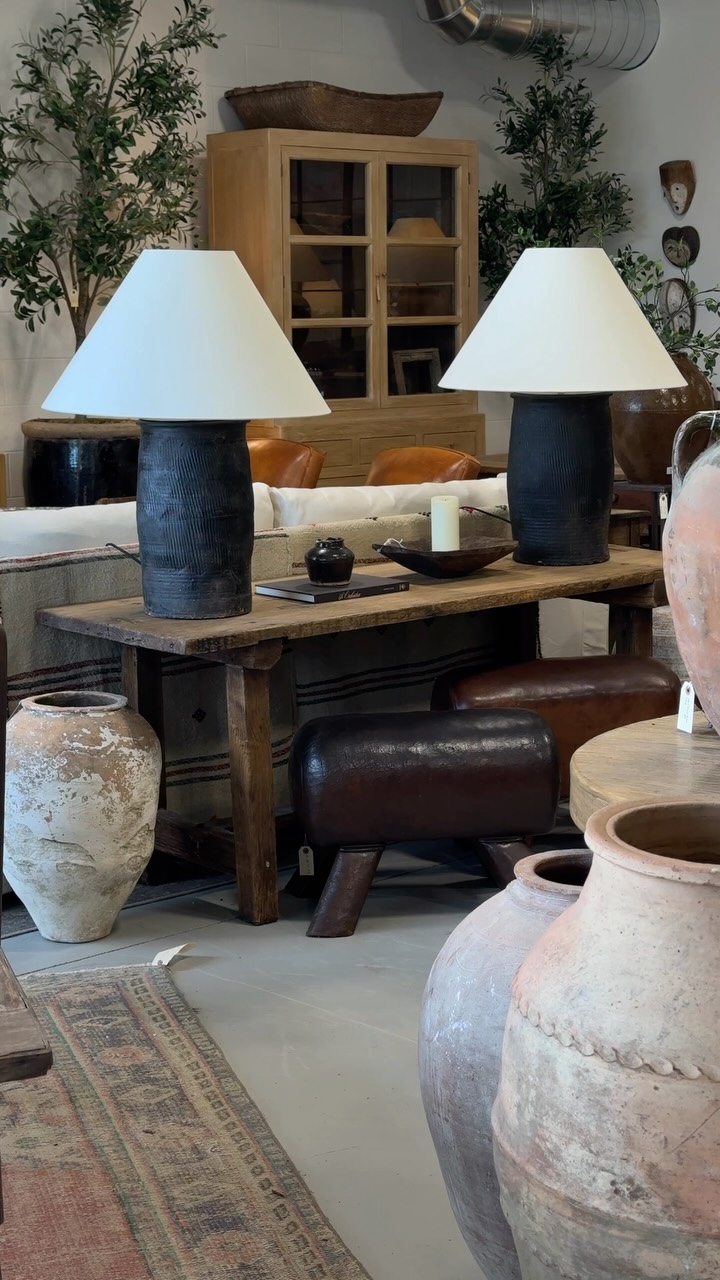 European antiques, vintage Asian pottery lamps, and Turkish olive oil jars 🪑 an eclectic mix of old-world pieces, collected over time and made to live together
#frenchantiques #vintagepottery #reclaimedwood #vintagehome #antiquing