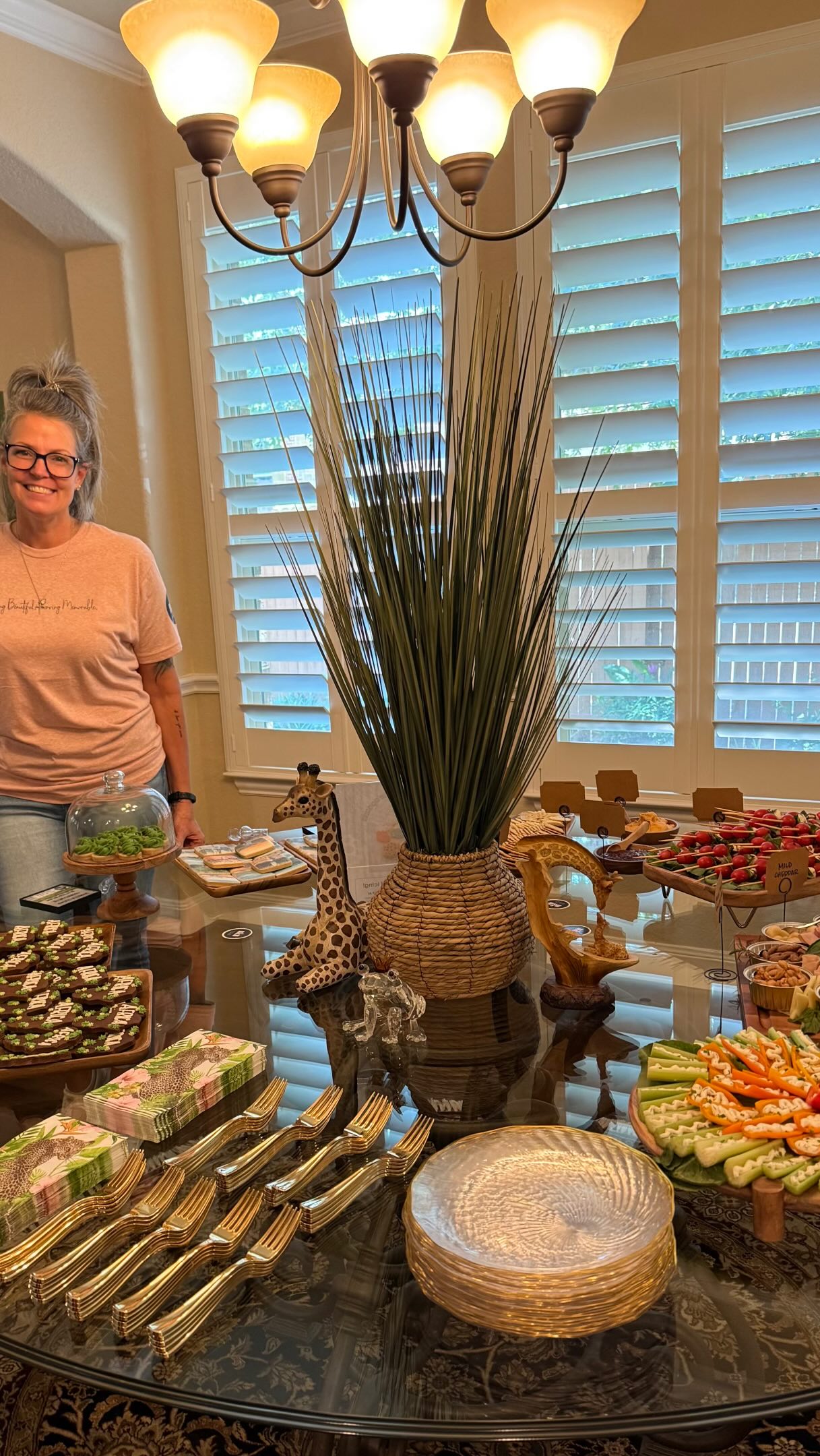 ⭐️What’s my favorite part of catering an event? Maybe too many to count! It’s the arrival, the ooh’s and aah’s as I unload, seeing everything plated and of course the happy responses. Ultimately, I love bringing joy through homemade food… it’s definitely my love language. Blessed to get paid doing what I love. 🥰
💛Need help preparing the spread for your fall gatherings or a special occasion?!?
💚From tasty cucumber sandwiches to hearty pasta salads and a variety of charcuterie boards to choose from (not to mention the extensive treat menu), I’ve got options that are sure to please the pickiest of eaters. 😋
👉Want some festive goodies to celebrate your next event or special occasion, I’m your girl!🙋🏼♀️ Checkout my Website link in my bio! Can’t find what you’re looking for? I can accommodate most custom requests.
#womeninbusiness #supportyourlocalbaker #caprese #catering #satxcatering