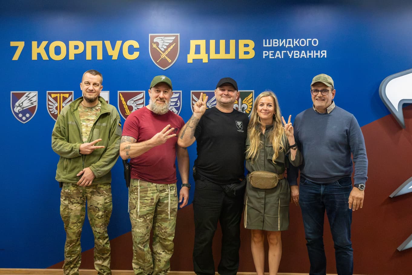 Katru dienu 7. korpusa vienības palaiž gaisā vairāk nekā 500 kaujas dronus un neskaitāmas misijas veic viņu zemes droni💪
🇺🇦🇺🇦Kopš korpusa izveides pirms 3 gadiem esam daudz palīdzējuši korpusam ar transportlīdzekļiem un tehnikas aprīkojumu. Un turpināsim palīdzēt ar nākamajām piegādēm jau drīzumā!
🦅🦅Kā saka brigādes komandieris, ģenerālis Jevgēņijs Lasičuks: "Spēcīga tehnoloģiski attīstīta armija nav pagaidu instruments, bet gan pastāvīga garantija brīvas Ukrainas pastāvēšanai, kurā cilvēks ir augstākā vērtība".
🇱🇻🇱🇻Nākamajiem transporta piegādes konvojiem Ukrainas aizstāvjiem aicinām ziedot:
Fonds “Entrepreneurs for Peace”
Konta Nr.: LV37HABA0551052837482
Mērķis: Ziedojums