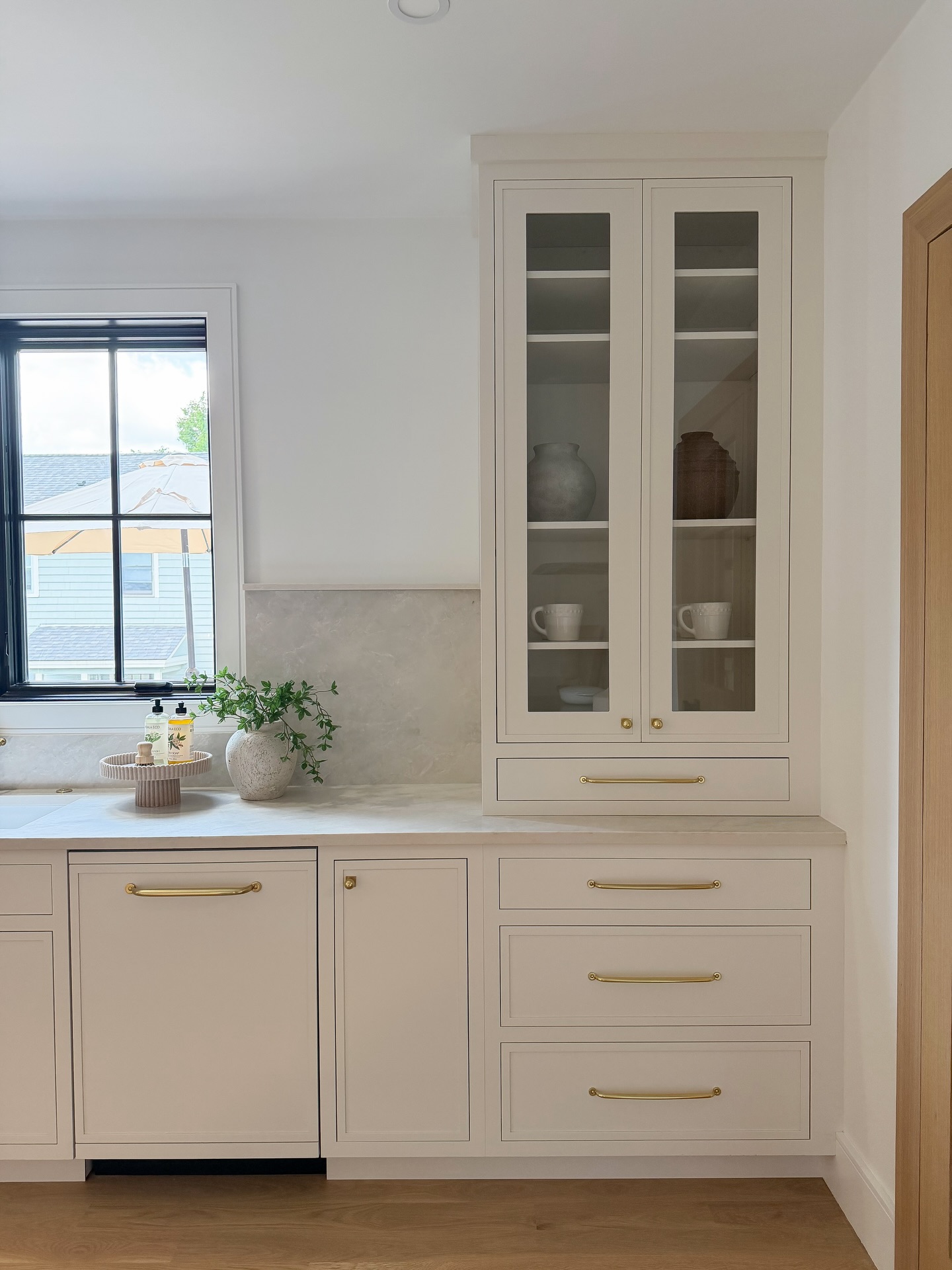 A kitchen that proves neutrals can still have plenty of dimension.
At Harbor View Park, layers of warm white, natural wood, softly veined stone, and brass create a palette that feels calm without falling flat. From the glass-front display cabinet to the integrated appliances, each feature has its own quiet presence.
Swipe through for a closer look 🤍
#BostonInteriorDesign #KitchenDesign #CustomKitchen #CustomCabinetry #KitchenInspiration