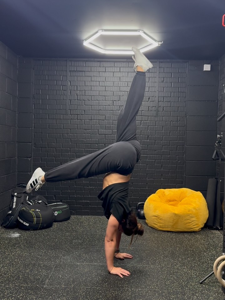 All the upside down things. The most fun balance session I’ve had in ages. I was sick last week and barely moved, everything hurt since for lack of moving so I wasn’t expecting to have a fun session at all. I obviously needed the rest! There was no plan tonight I just had fun trying things, making shapes and what felt like playing 🙌🙃
#handstand #homegym #handstandeverydamnday #yogabalance #handstandwalk