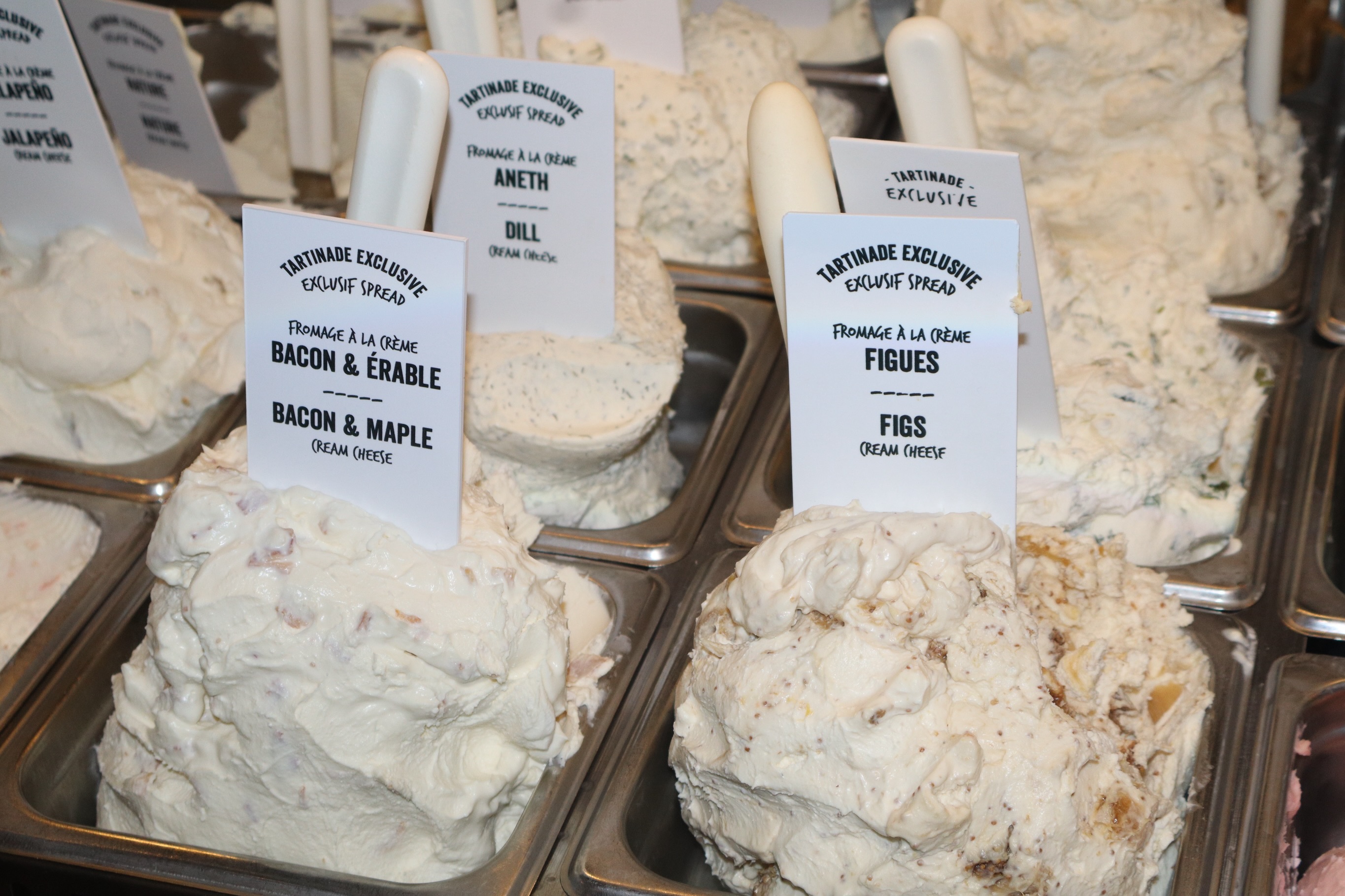 Un bagel sans fromage à la crème?
On ne juge pas… mais on a quand même nos préférés. 👀🥯
Nature, aux herbes, au saumon fumé… il y en a pour toutes les envies. 🤤
#LaFabriqueDeBagel #BagelMontréal #FromageÀLaCrème