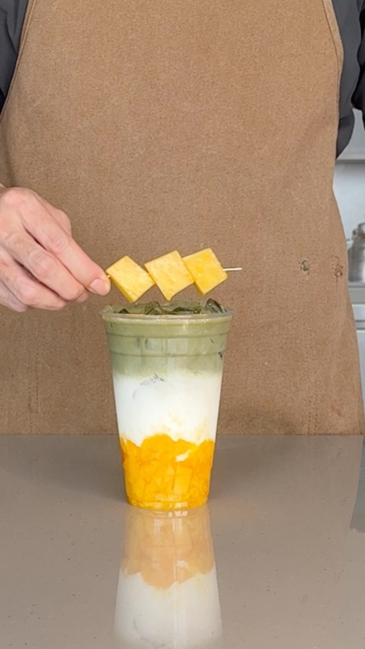 🥭 Mango Matcha Latte 🍵
When rich matcha meets tropical mango, it’s a match made in paradise! Learn how to make this stunning three-layered cafe-quality drink right at home ✨
📝 【Ingredients】
Pure Matcha Powder: 5g
Warm Water: 80 ml
Mango Syrup - Premium: 1 oz
Fructose: 0.5 oz
Fresh Milk: 280 ml
Fresh Diced Mango: As desired
Ice Cubes: 280g
👩🍳 【Step-by-Step Instructions】
Whisk the Matcha: Dissolve 5g of Pure Matcha Powder in 80ml of warm water until smooth.
Build the Base: Add fresh diced mango, 1 oz Mango Syrup, 0.5 oz fructose, and 280g of ice cubes into your serving cup.
Add Milk: Pour in 280 ml of fresh milk.
Create the Layer: Slowly pour the matcha mixture over the ice to create a beautiful layered effect.
Stir & Enjoy: Take a picture for the gram, stir well before drinking, and enjoy!