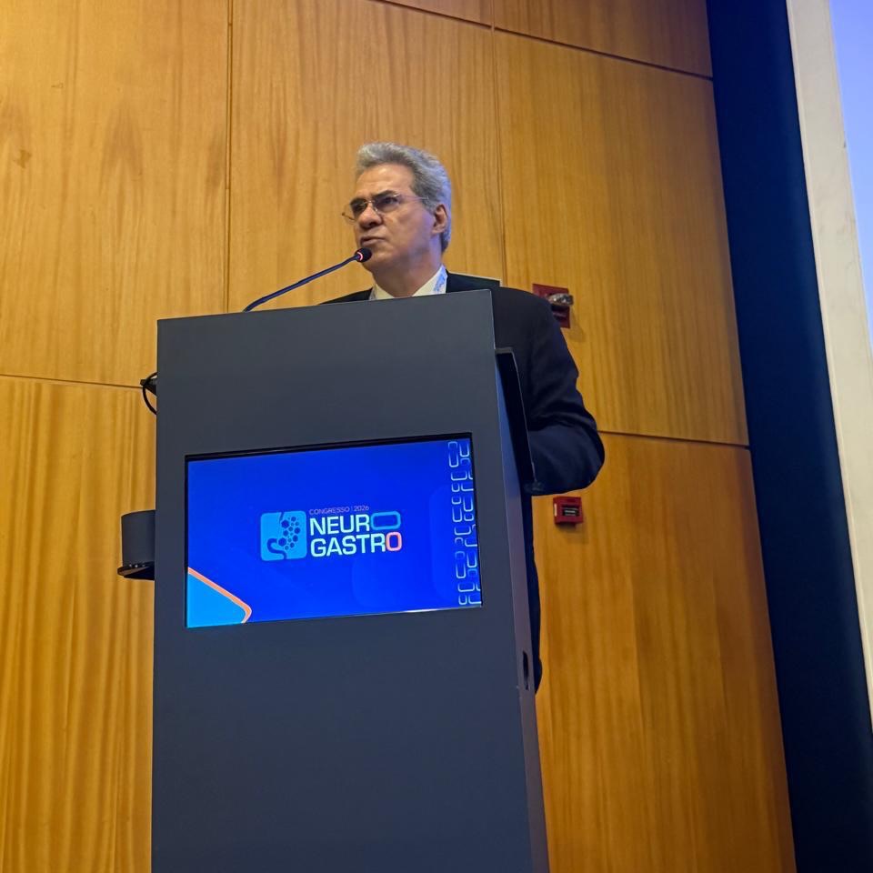 Nos dias 4 e 5 de setembro, São Paulo recebeu o Congresso Brasileiro de Motilidade Digestiva e Neurogastroenterologia 2026, um encontro dedicado à atualização científica, à troca de experiências e aos novos caminhos para o diagnóstico e o tratamento das doenças funcionais e motoras do aparelho digestivo.
Na presidência da SBMDN – Sociedade Brasileira de Motilidade Digestiva e Neurogastroenterologia, o Dr. @drtomasnavarro, também presidente do Nagastro, participou desse importante momento que aproxima especialistas, estimula novas perspectivas e contribui para a evolução da Gastroenterologia no Brasil.
Mais do que uma presença institucional, sua atuação reforça algo que faz parte da essência do Nagastro: o conhecimento cresce quando é compartilhado, discutido e colocado em movimento!
