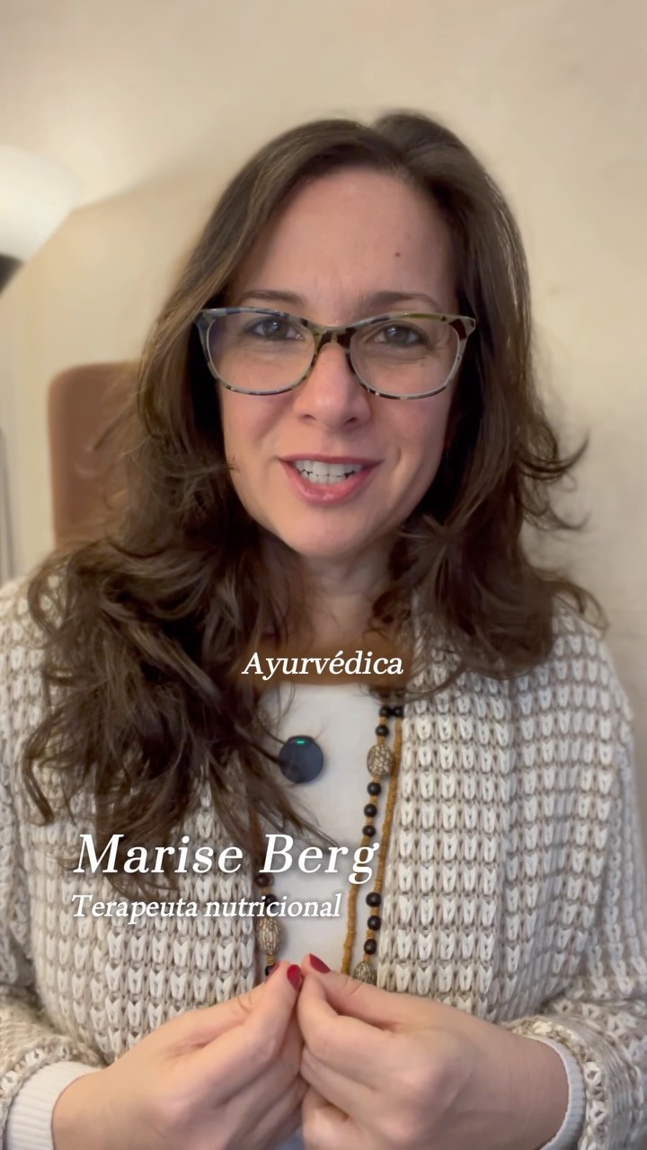 Você já tentou seguir uma alimentação saudável e percebeu que, mesmo fazendo tudo “certo”, ela não parecia funcionar tão bem para você?🥕🌽
A Ayurveda me ensinou a olhar para essa pergunta com mais curiosidade. A alimentação precisa considerar a individualidade, os ritmos, a digestão, a constituição e o momento de vida de cada pessoa.
Foi essa maneira de pensar que reuni no livro Ayurveda e Nutrição Plant-Based e que agora compartilho em um curso, com explicações, aprofundamento e caminhos para aplicar o conhecimento na vida cotidiana.📚💻
Se você deseja estudar Ayurveda para compreender melhor a alimentação, o corpo e o estilo de vida, esse curso foi feito para te acompanhar nessa jornada.
Clique no link da bio para saber todas as informações. 😉