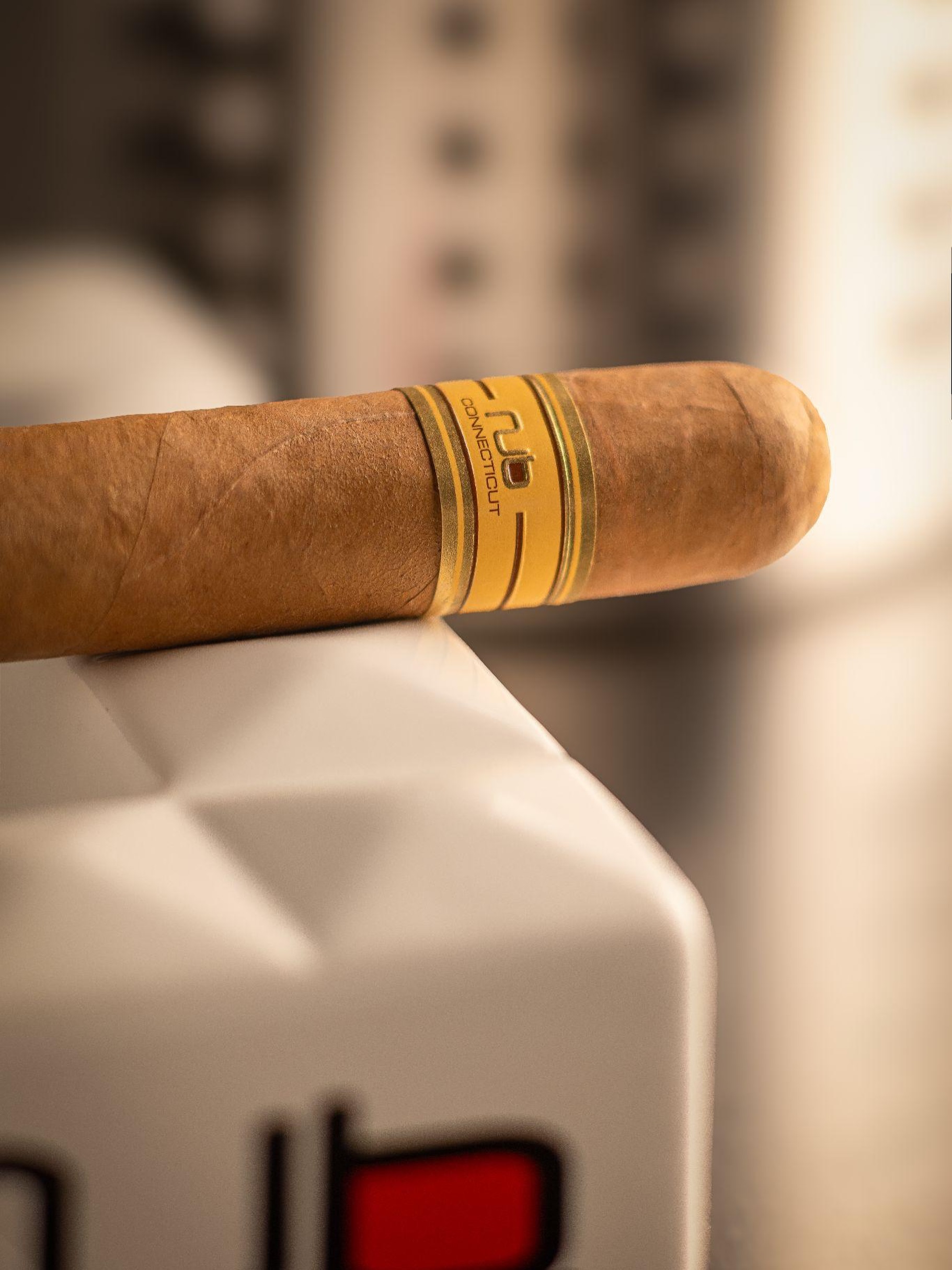 Light in color. Serious in character.
…
#nubcigar #luxury #nubmaduro
#lifestyle #cigaraficionado