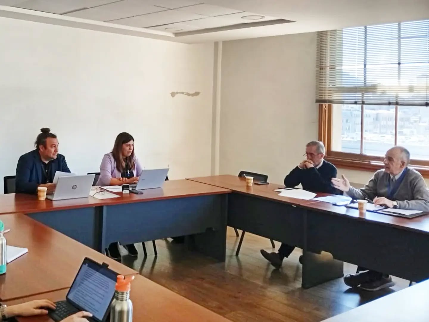 📢 ANFINE INFORMA | AVANCE PRESUPUESTARIO
El pasado viernes 04 de septiembre sostuvimos una importante reunión entre la nueva Directiva Nacional de ANFINE y D. Alfredo Montiglio Jefe de la Unidad Gremial y asesor de la Subdirección de Racionalización y Función Pública en la Dirección de Presupuestos (DIPRES)
Revisamos el estado de la inyección presupuestaria destinada a mejoras salariales para las y los trabajadores del INE, y las trabas administrativas que han retrasado su ejecución.
Como directiva, planteamos nuestras dudas sobre:
✔️ Montos aprobados y ejecución
✔️ Criterios de selección de beneficiarios
✔️ Concursos de planta
✔️ Teletrabajo
Seguiremos fiscalizando cada etapa para asegurar transparencia y cumplimiento a los compromisos acordados.
Directorio Nacional ANFINE
#ANFINE #INE #DIPRES