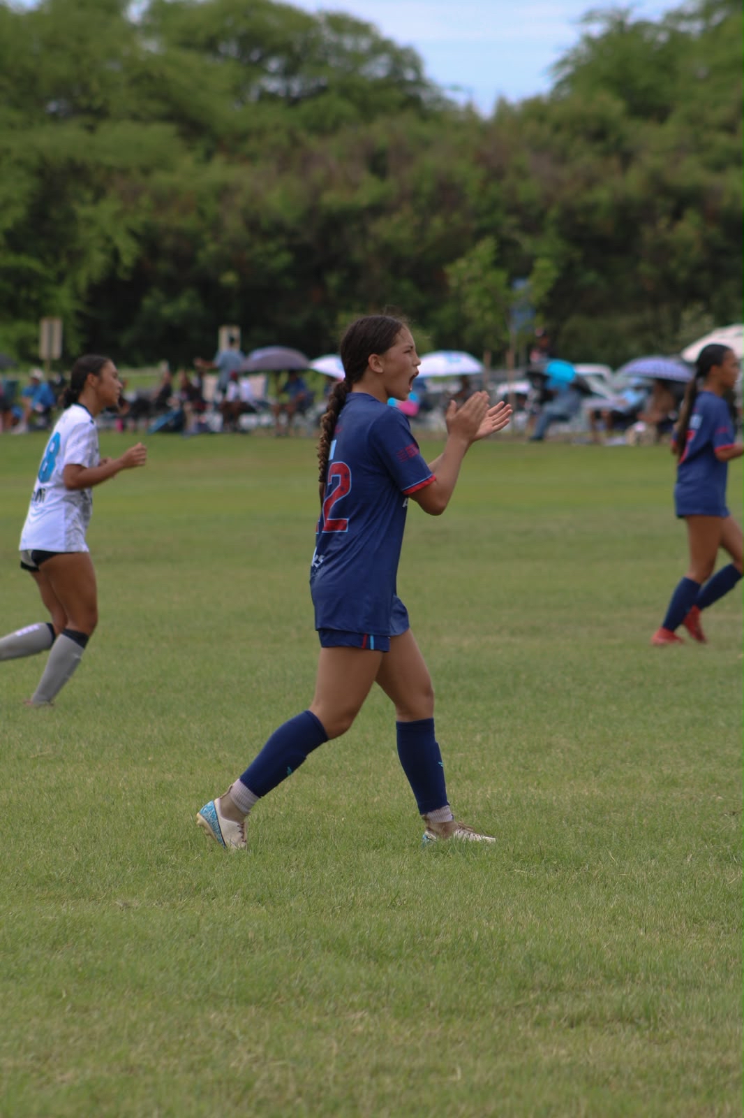 The work showing up in the game. ⚽️🌺
Our U16 Girls have been working since July on playing with an attacking mindset — winning the ball higher up the field, connecting passes and recognizing when to switch the point of attack.
This weekend, we started to see those ideas come together.
One of the best moments came after four connecting passes moved the girls into the attacking third, followed by the switch, the finish and teammates ready for the next action. Exactly the kind of sequence they’ve been working toward.
Two very different N1 games, plenty of challenges, and another weekend of learning how to play together.
Keep building, girls. 💙⚽️
#FCHawaii #U16Girls #GirlsSoccer #PlayerDevelopment #HawaiiSoccer #ConnectInspireAchieve