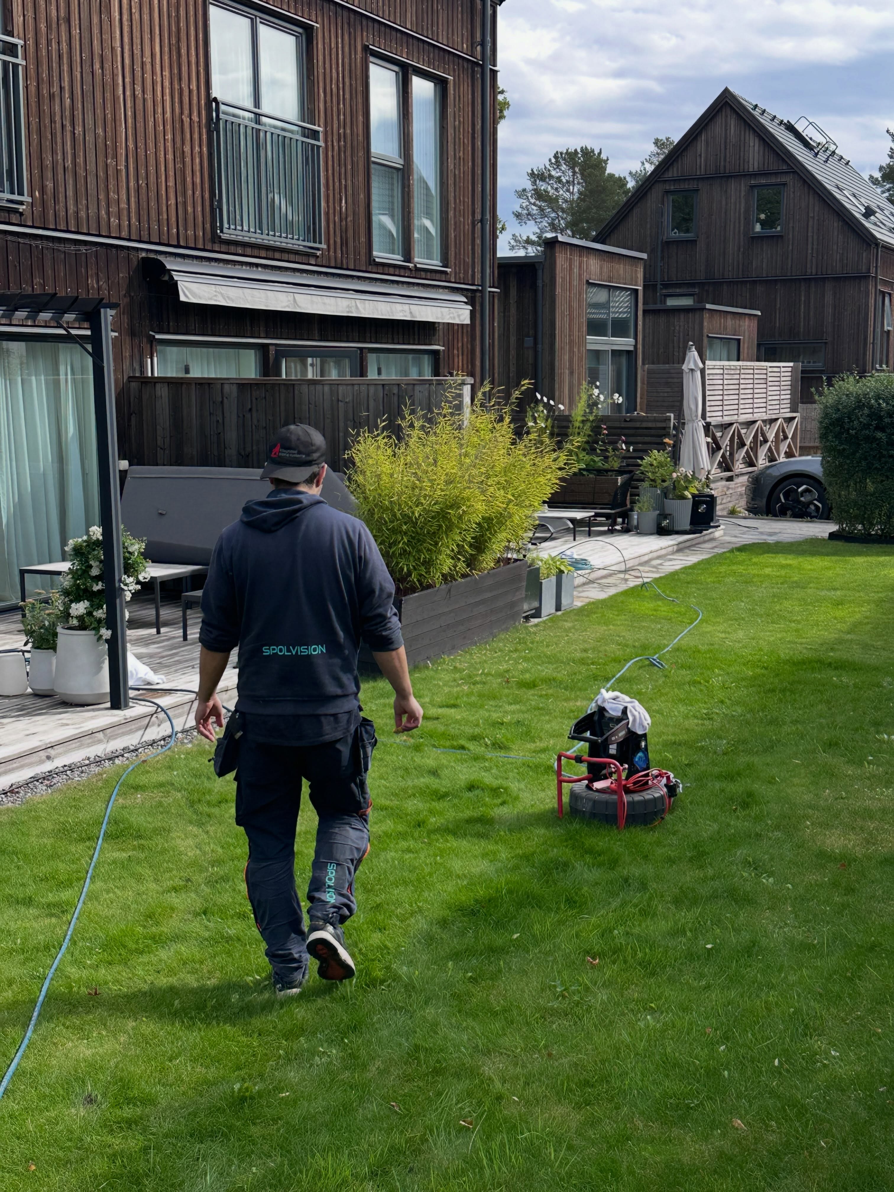 Denna vecka har våra Spoltekniker och Rörmokare Ali och Barre varit ute hos en bostadsrättsförening i Sollentuna och utfört stamspolning. 👨🏻🔧💦
Stamspolning är en viktig del av fastighetens löpande underhåll och brukar rekommenderas ungefär var tredje- femte år. Det hjälper till att hålla avloppsledningarna rena från fett och avlagringar och minskar risken för framtida stopp.
#Spolvision #Stamspolning #BRF #underhållsspolning #Fastighetsunderhåll