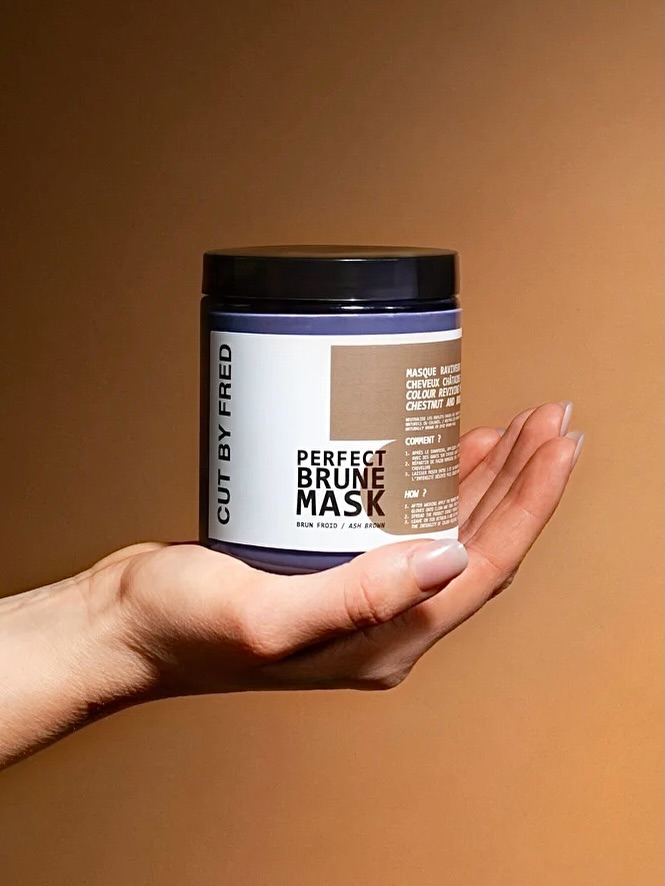 / Le brun parfait, sans reflets indésirables 🤎
Notre petit chouchou pour entretenir les cheveux bruns : le Perfect Brune Mask @cutbyfred
Il ravive la couleur, neutralise les reflets roux, cuivrés ou jaunes et laisse les cheveux doux, nourris et ultra brillants. Bref, le petit coup de boost parfait entre deux colorations ou simplement pour sublimer son brun naturel✨
On adore le résultat : un brun plus profond, plus froid et surtout beaucoup plus lumineux !
.
.
.
.
.
.
.
.
.
.
#cutbyfred
#brune
#cheveuxbruns
#brunparfait
#masquecheveuxnaturel