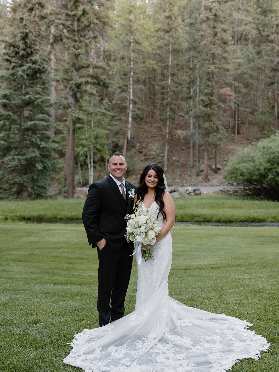 A huge congratulations to Jessica and her new husband!😍 She couldn’t have looked more beautiful in @maggiesotterodesigns gown Bianca 🩷
📸: @jsonivephotography