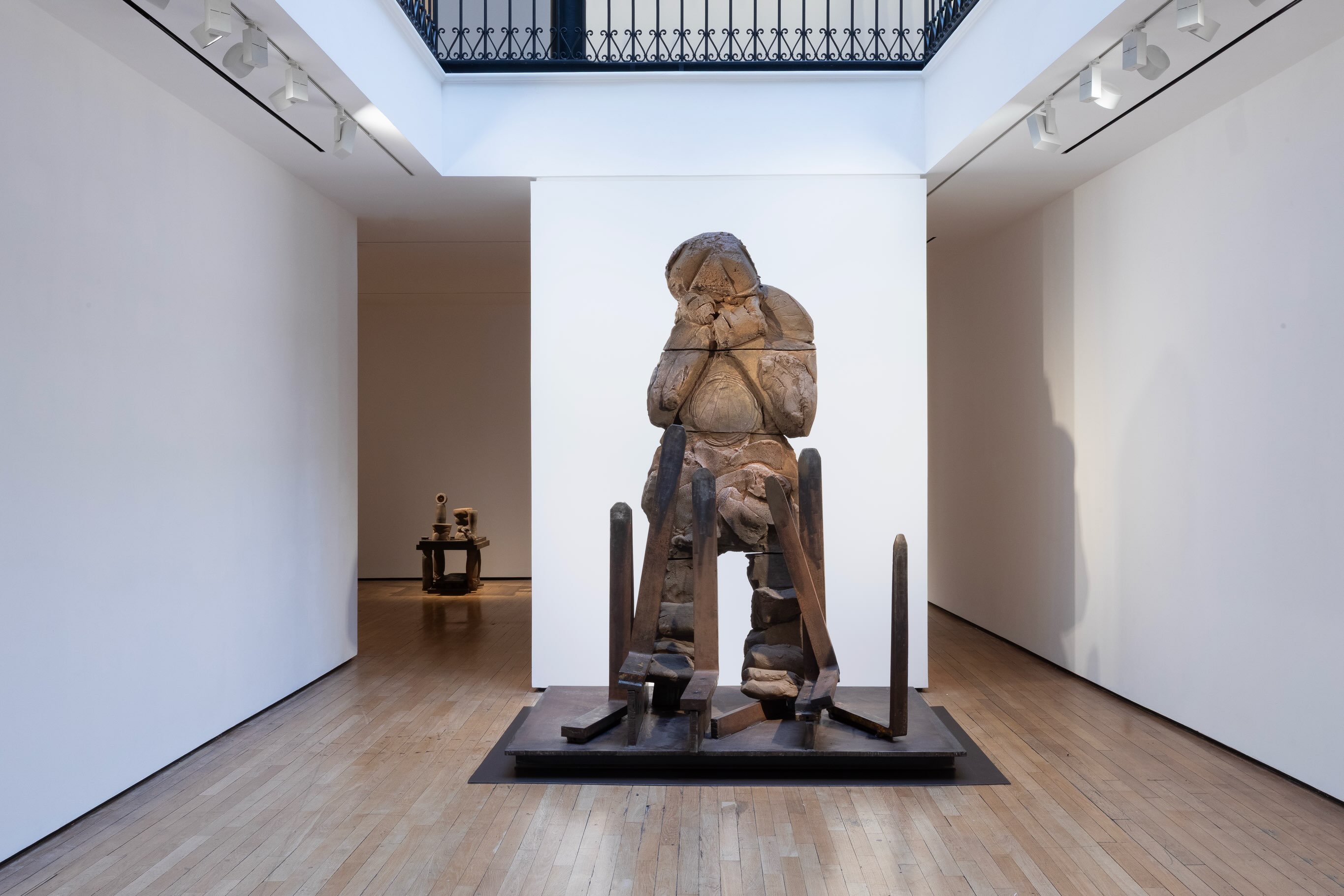 Anthony Caro: The Kenwood Series is open now @galerietemplon in Paris.
Following decades devoted to abstract sculpture, the late 1990s marked a new chapter in Caro’s work. Throughout his career, Caro continually expanded the possibilities of sculpture through an extraordinary diversity of materials and forms.
In 2003, the artist worked alongside the German master ceramicist Hans Spinner near Grasse in the south of France. This collaboration led to a move to figuration which, for Caro, came out in f his here and ‘right now’, he felt the need ‘figures and real stuff’ as his visual field became increasingly engulfed by images of war and its after effects in Kosovo, Afghanistan and Iraq.
📍Galerie Templon, 28 Rue du Grenier Saint-Lazare, 75003, Paris, France
📷Images Courtesy Galerie Templon (Photo Laurent Edeline)
#anthonycaro #caro #galerietemplon #anthonycarocentre #currentexhibition