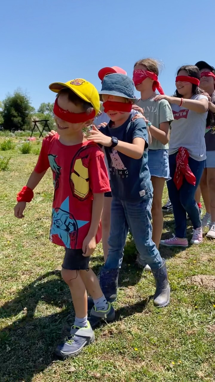 Camp Mákemáke 2027
¡Ya abrimos las inscripciones para la temporada de Verano 2027!
Un espacio seguro y lleno de cariño para que tus hijos desconecten de las pantallas y conecten con la naturaleza.
Lo que nos hace únicos:
Volver a lo esencial: Un campamento 100% libre de tecnología para disfrutar de cosas simples como andar a caballo, hacer kayak en la laguna y mirar las estrellas.
Inmersión en inglés: Una experiencia donde aprenden y practican el idioma de forma natural mientras juegan y comparten.
Nuestras consejeras: Un equipo increíble que acompaña cada paso con dedicación infinita, guiando actividades y cantando alrededor de la fogata.
Comunidad acogedora: Un lugar donde los campistas ganan autonomía, resiliencia y amistades para toda la vida.
Edades: Recibimos a niños, niñas y jóvenes de 6 a 17 años, organizando los grupos según sus etapas.
Fechas de las sesiones Verano 2027:
Sesión 1: Del 3 al 8 de enero
Sesión 2: Del 10 al 15 de enero
Sesión 3: Del 17 al 22 de enero
Sesión 4: Del 24 al 29 de enero
Sesión 5: Del 31 de enero al 5 de febrero
Sesión 6: Del 7 al 12 de febrero Sesión 7: Del 14 al 19 de febrero.
Toda la información y el link de inscripción directo en nuestra BIO. ¡Nos vemos en el camp!
##CampMákemáke #Verano2027 #CampamentoDeVerano #InglesInmersivo chile