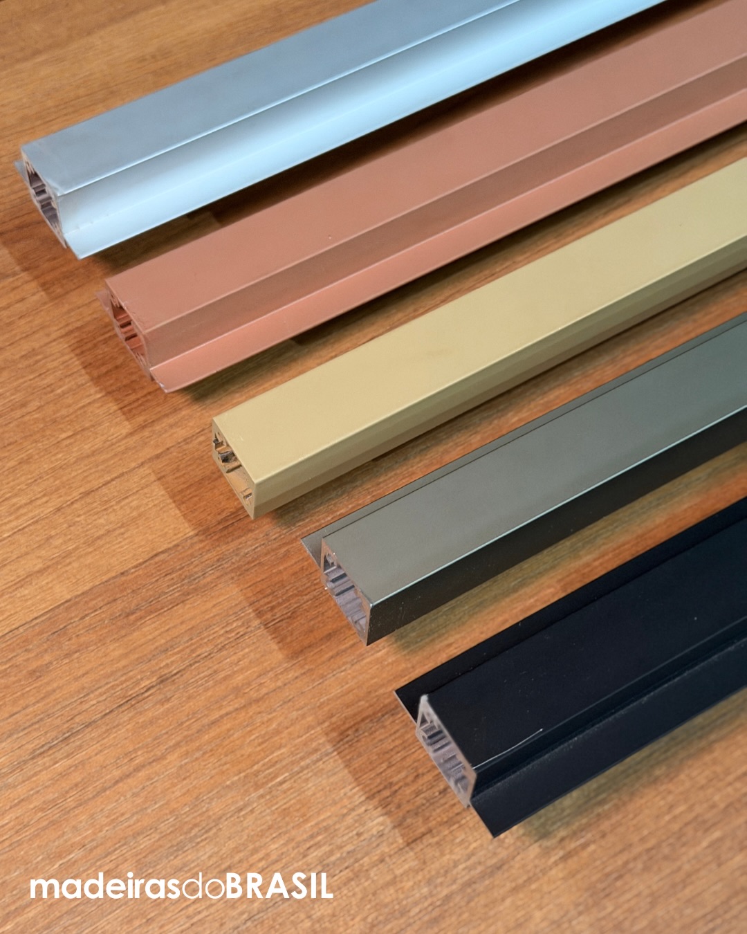 Anodizado, preto, dourado, rosé ou champagne? Quando o assunto é perfil de alumínio, cada cor pode criar uma proposta diferente! 😁
Do mais discreto ao mais sofisticado, temos opções de cores para você encontrar o acabamento ideal com diferentes propostas para combinar com seus projetos. Os nossos perfis de alumínio unem funcionalidade, resistência e um visual moderno!
Seu projeto merece acabamentos especiais com perfis de alumínio. Venha conhecer nossas opções e encontre a cor que combina com a sua ideia. 👏💙
#madeirasdobrasil