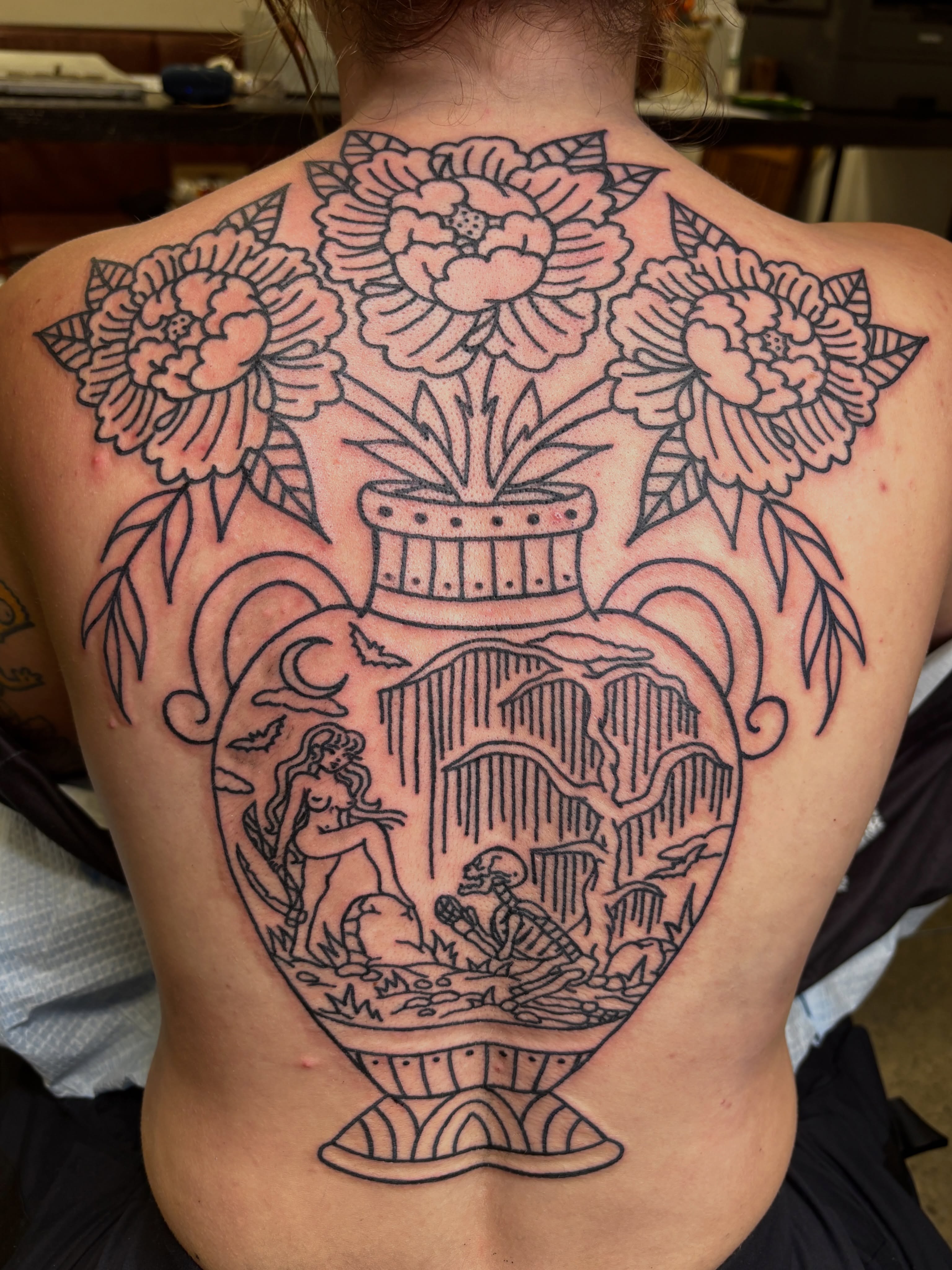 It's backpiece season and I am beyond stoked on this cemetery scene vase we started yesterday!! Thank you Kellie for your trust and constant support, sharing your popcorn chicken with me and sitting like a rock for 4 hours. I appreciate you so so so much🙏
