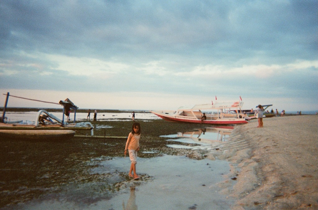 888 Days on Film Photo Dump Pt. 1 🎞️
📍Indonesia, Thailand, Malaysia, Singapore
Finally got a roll developed and I may have cried looking at these memories - crazy to see where we traveled and the moments along the way. Even captured mid Chiang Mai flooding!
Now to need to find the other roll & see what memories will be found 🥹
Hello! 👋 We are Rhett & Lynnae! Just your average everyday couple on a mission to live life to the fullest - currently on a global backpacking trip! 🗺️✨
#thegreatattempt #TGAtakesontheWorld #tgatails