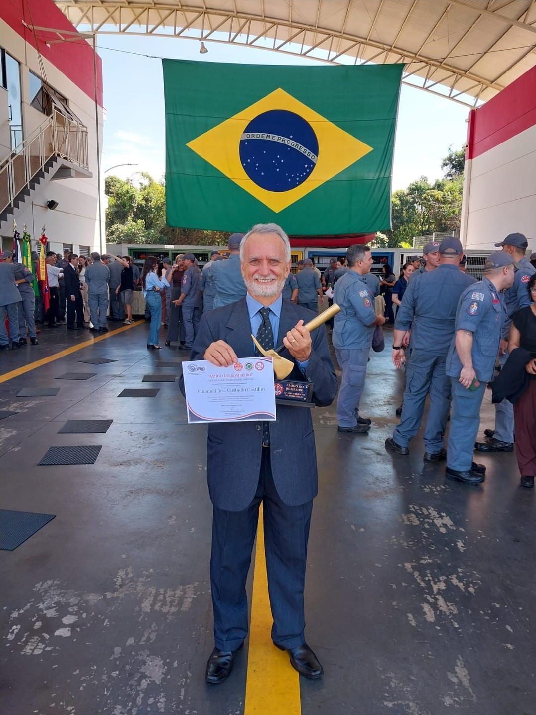 Na última sexta-feira, celebramos uma conquista que representa toda a trajetória da Casa Castilho. 🏆
A honraria recebida pela Casa Castilho, representada pelo nosso Gerente Administrativo, Valdecir, das mãos do Tenente-Coronel Claudio Antunes, oficial do Corpo de Bombeiros da Polícia Militar do Estado de São Paulo, é motivo de grande orgulho para todos nós.
O Valdecir representou o reconhecimento que pertence a toda a equipe. Afinal, uma história como a nossa é construída diariamente por cada projeto desenvolvido, cada obra executada, cada atendimento realizado e por cada profissional que coloca dedicação e excelência no que faz.
Essa homenagem é da Casa Castilho. E é de todos que fazem parte dela.
Nosso agradecimento a cada pessoa que contribui para essa caminhada e ajuda a transformar nosso compromisso em resultados.
Seguimos juntos, fazendo No Mínimo O Máximo! 🔥