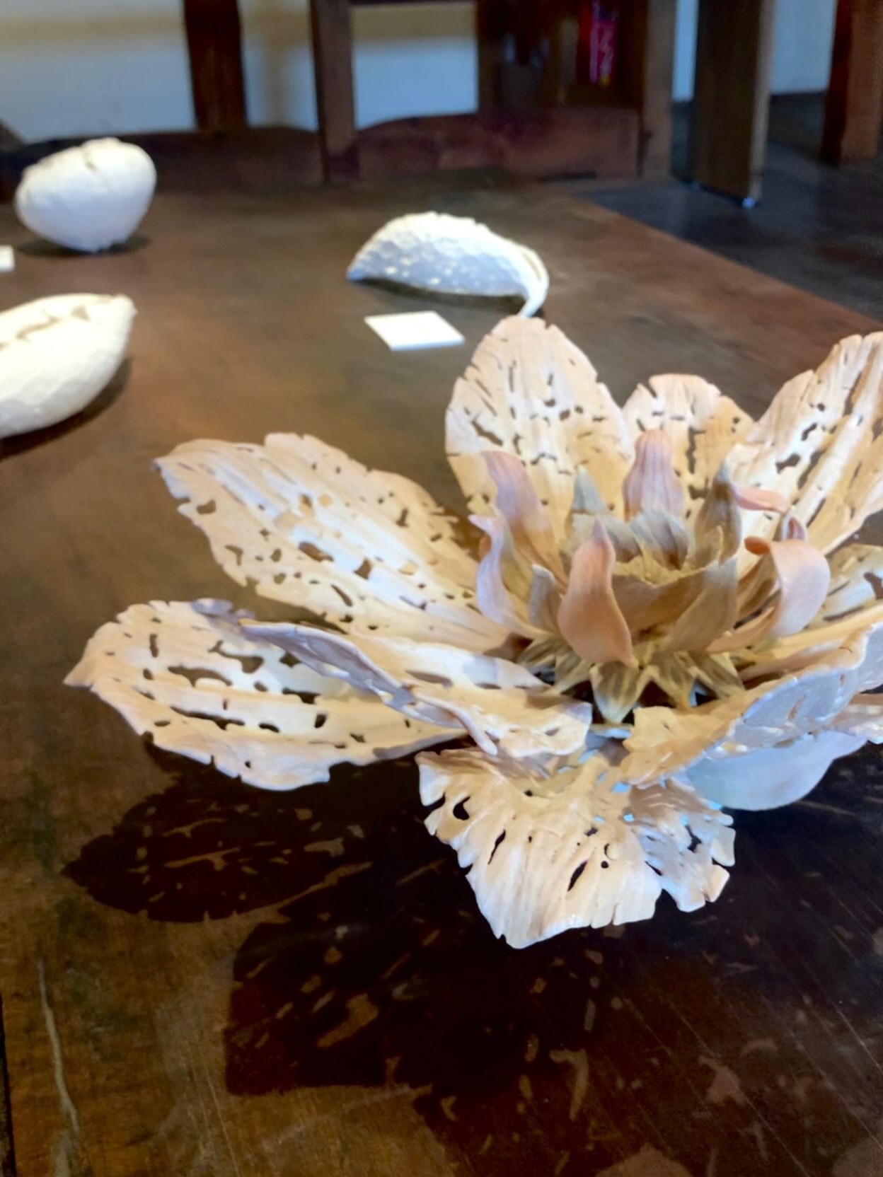 以前IN KANAZAWA HOUSE でも展示会を開催させて頂いた、やきものの制作を行う平野舞佳さんの個展が、atelier & gallery creavaさんにて今日より行われます🌼
(写真は以前IN KANAZAWA HOUSEにて撮影したものです。)
平野さんの繊細で柔らかな、素晴らしい作品の数々。ぜひ会場にてご高覧下さい😌
【期日】
2026/9/12(土)- 27 (日)11:00~17:00
※水・木曜休廊
【場所】
atelier & gallery creava
石川県金沢市長町2-6-51
【作家在廊日】
9月12日(土)・13(日)・26(土)・27(日)
An exhibition by ceramic artist Maika Hirano, who previously held an exhibition at IN KANAZAWA HOUSE, opens today at atelier & gallery creava.
These photos were taken at IN KANAZAWA HOUSE during her previous exhibition.
Her delicate, soft, and beautifully crafted works are truly wonderful. We hope you’ll have a chance to visit the exhibition at atelier & gallery creava and experience her work in person.
【Exhibition Dates】
September 12 (Sat.) – 27 (Sun.), 2026
11:00 AM – 5:00 PM
*Gallery closed on Wednesdays and Thursdays
【Venue】
atelier & gallery creava
2-6-51 Nagamachi, Kanazawa, Ishikawa, Japan
【Artist in Attendance】
September 12 (Sat.), 13 (Sun.), 26 (Sat.), and 27 (Sun.)
#kanazawa #個展 #作家 #平野舞佳 #金沢市