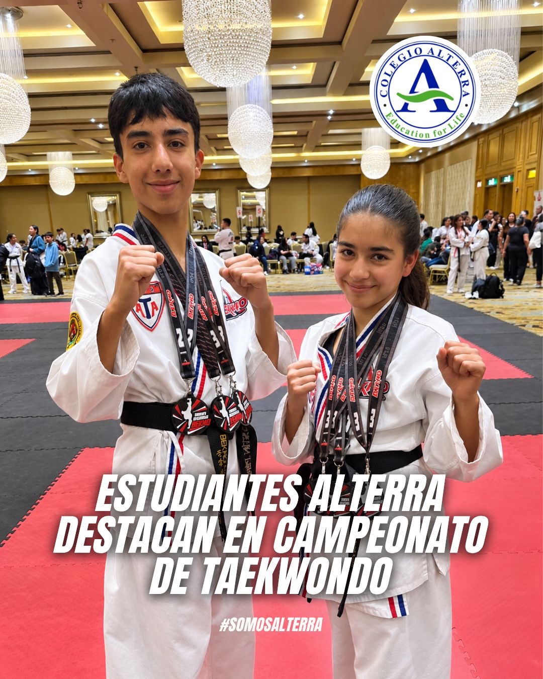 Estimadas familias:
Nos llena de orgullo compartir los destacados resultados obtenidos por nuestros estudiantes de Colegio Alterra en el campeonato de Taekwondo ATA Bekho, realizado este domingo 6 de septiembre en Monticello.
Agustín Pérez, estudiante de 8th Grade, obtuvo el 2° lugar en Sparring, 3er lugar en Fórmula Tradicional y 3er lugar en XMA Fórmula.
Catalina Pérez, estudiante de 6th Grade, obtuvo el 1er lugar en Combat Weapons, 3er lugar en Sparring y 3er lugar en XMA Fórmula.
Estos importantes resultados les permiten sumar puntos para el Campeonato Nacional y son reflejo de los cinco años de dedicación, disciplina y esfuerzo que ambos han desarrollado en esta disciplina.
Agustín y Catalina entrenan en Club Bekho Cumbres de Nos y se especializan en la Academia Bekho Covadonga de San Bernardo. Además, participan activamente como ayudantes en las clases de Taekwondo que se imparten en nuestro colegio, demostrando su compromiso y siendo un ejemplo para sus compañeros.
Como Colegio Alterra, estamos muy orgullosos de sus logros y de ver cómo nuestros estudiantes desarrollan sus talentos, perseveran frente a nuevos desafíos y representan los valores que buscamos fortalecer dentro y fuera del aula.
Les deseamos mucho éxito en su próximo desafío: el Campeonato Panamericano, que se realizará en Mendoza, Argentina, entre el 20 y 25 de octubre de 2026.
¡Felicitaciones, Agustín y Catalina! Estamos orgullosos de ustedes y de todo lo que están construyendo con esfuerzo, disciplina y pasión.