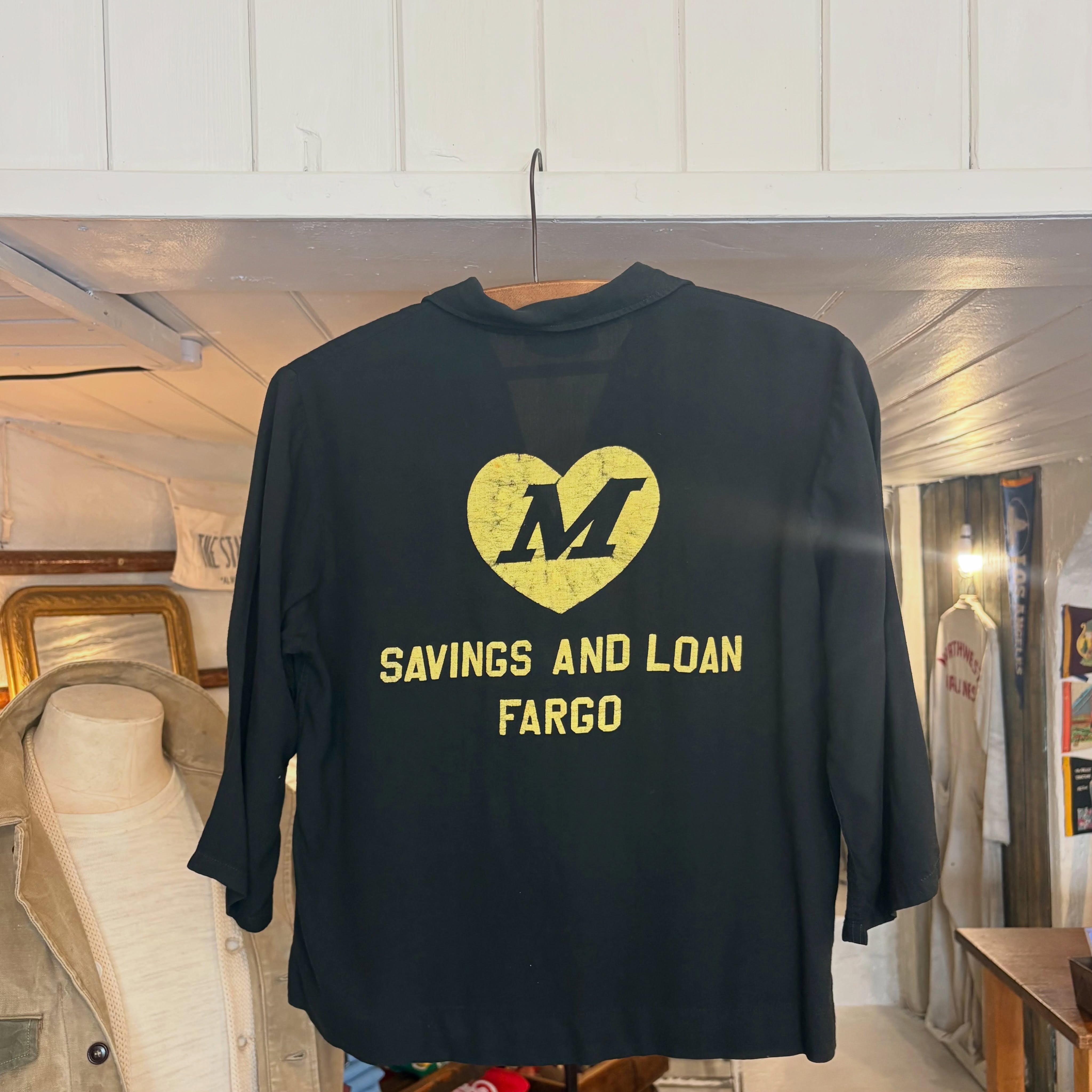 Freshly listed: an original 1950s women’s bowling shirt by the undisputed kings of vintage sportswear, King Louie, on their iconic ‘Ten Strike’ label. 🎱 They don’t make ‘em like this anymore!
Made in the USA, this beauty features vibrant yellow chain stitching with a personalised, chain stitched ‘Kaye’ on the chest and a killer “Savings and Loan Fargo” bank sponsor script across the back.
Available to view and try on in-store at our Hastings Old Town shop, or shop it online right now at bobbyanddandy.co.uk!
#kinglouie #vintagebowlingshirt #truevintage #1950svintage #vintagekinglouie