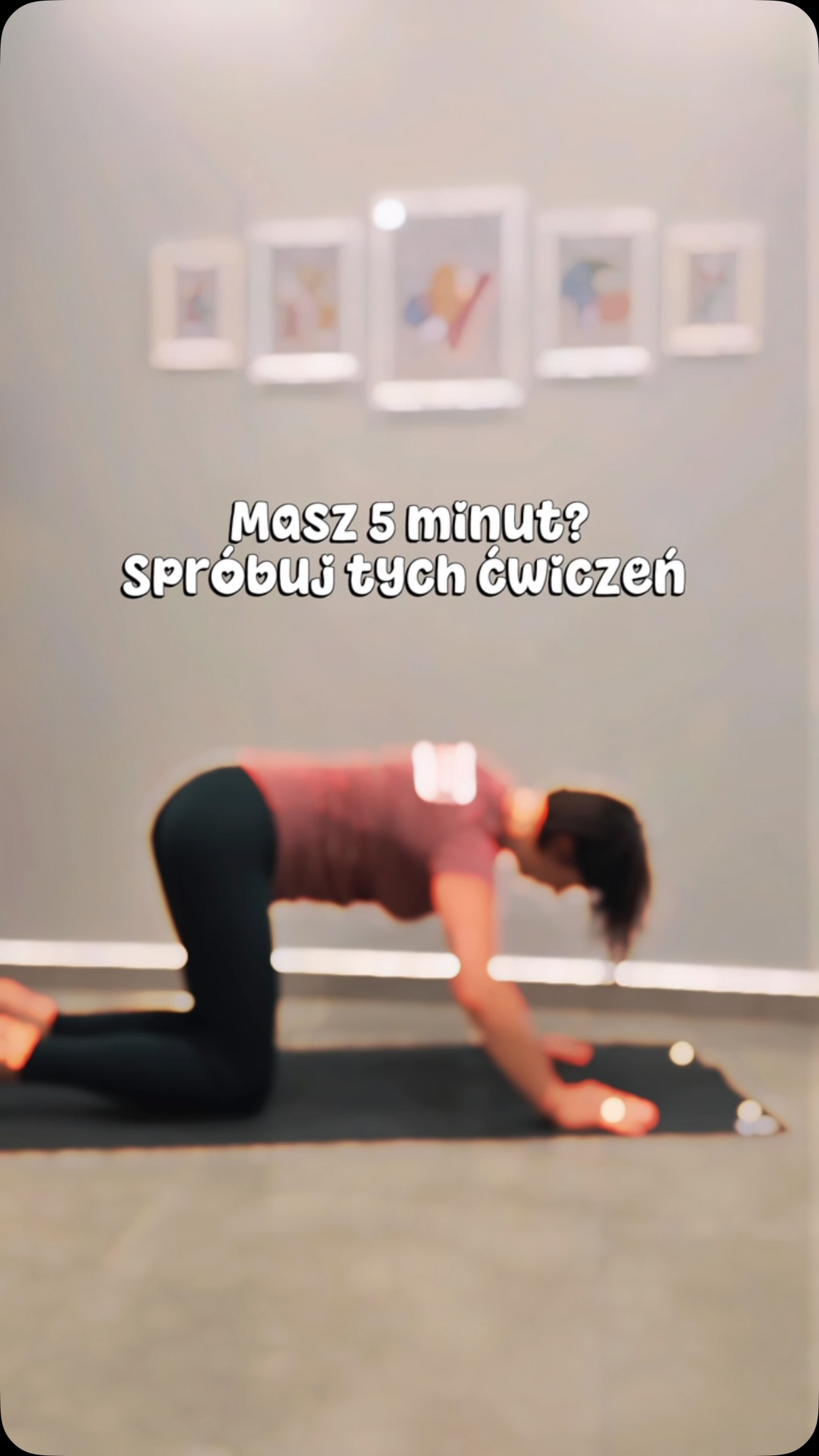 Masz 5 minut? To wystarczy, żeby trochę poruszać ciało i dać mu chwilę oddechu. 🤍
Zapisz i spróbuj:
1️⃣ Krowa–kot
Zacznij ruch od miednicy i pozwól, żeby za nią podążył kręgosłup. Nie próbuj robić jak największego zakresu — poruszaj się tylko tak daleko, jak jest Ci przyjemnie.
2️⃣ Krążenia bioder
Zostań w klęku podpartym i zacznij zataczać biodrami spokojne kółka. Zrób kilka w jedną i kilka w drugą stronę. Zwróć uwagę, czy któraś strona porusza się inaczej.
3️⃣ Krążenia całym ciałem
Teraz połącz wcześniejsze ruchy. Rozluźnij się i pozwól, żeby ruch przeszedł przez cały kręgosłup. Nie musi być idealnie ani „technicznie” — ma być płynnie i przyjemnie. Możesz zamknąć oczy i skupić się tylko na ruchu.
To prosty zestaw na rozruszanie miednicy, ulgę dla zmęczonego kręgosłupa i poprawę krążenia krwi i limfy.
A jeśli podczas ruchu pojawia się ból albo jakieś dolegliwości regularnie wracają — warto skonsultować je z fizjoterapeutą.
Zapisz rolkę na później — przyda się po kilku godzinach przy biurku. 🤍