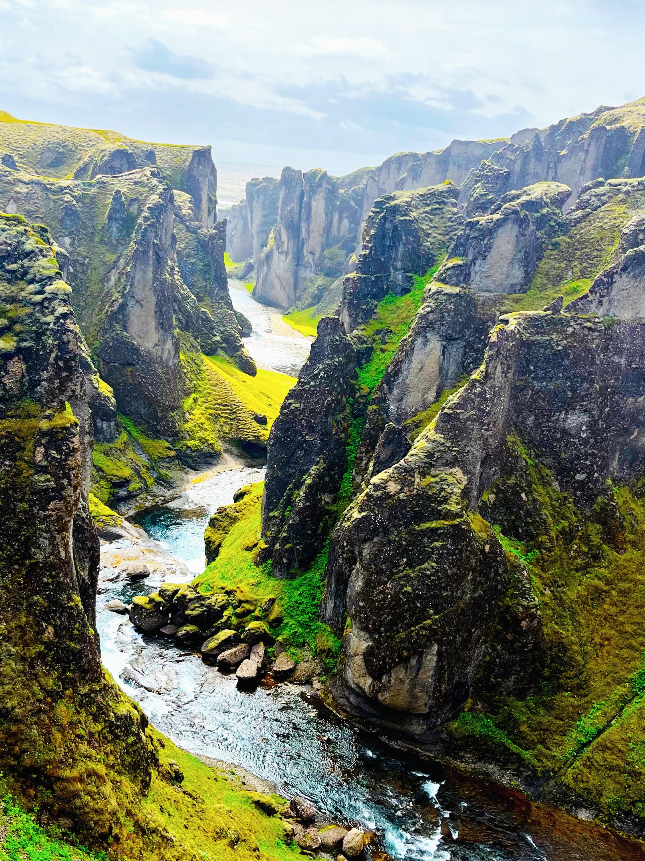 🇮🇸 ISLANDA: 3.088 KM ALLA SCOPERTA DI UNA TERRA INCREDIBILE!
13 giorni, 11 giorni pieni e 3.088 km percorsi per scoprire una terra dai paesaggi incredibili, dove ogni giorno sembra essere diverso dal precedente.
Dalla costa ovest e nord-ovest fino alla costa sud, in direzione verso est.
Abbiamo attraversato il Golden Circle, ammirato il geyser Strokkur e le spettacolari cascate come Skógafoss, camminato tra gli iceberg di Jökulsárlón e sulla Diamond Beach, esplorato i paesaggi vulcanici e la costa sud, fino ad arrivare alla costa ovest, tra foche, piccoli villaggi e panorami selvaggi.
E poi ancora whale watching 🐋, ghiacciai, spiagge nere, campi di lava e tantissimi luoghi che lungo la Ring Road ci hanno fatto fermare continuamente per guardarci intorno.
Abbiamo dormito in 7 sistemazioni diverse, una scelta che rifarei: ci ha permesso di evitare lunghi spostamenti ogni giorno e di vivere zone completamente diverse dell’isola.
Nella mia guida completa all’Islanda ho raccolto tutto: cosa vedere, come organizzare il viaggio, strade e auto, parcheggi, supermercati, alcolici, abbigliamento e cosa mettere in valigia. Ho preparato anche una checklist PDF da scaricare e stampare. 🧳
👇 Vuoi ricevere la guida completa?
Scrivi ISLANDA nei commenti e ti spiego come averla! 🇮🇸
#Islanda #ViaggioInIslanda #IcelandTravel #ViaggiareConBambini #ValigiaInfarinata