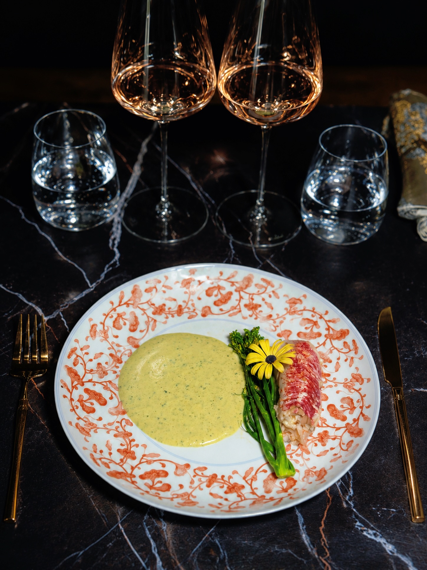 Menu du Soir - La Saison de Báilù
【Les Parfums du Sud dans la Rosée | 露起南香】
Nous associons ici un rouget délicat à un brocoli biologique, puis construisons une sauce curry vert légèrement pimentée à partir d‘un fumet de poisson maison. La fraîcheur iodée du rouget rencontre ainsi la douceur végétale du brocoli et les notes aromatiques du curry vert, dans une expression subtilement épicée.
Le curry n’est pas à l‘origine un condiment traditionnel chinois. Pourtant, son histoire en Chine témoigne depuis longtemps des échanges entre les cultures culinaires d’Asie. Les épices venues du sous-continent indien ont progressivement circulé vers la Chine grâce aux échanges commerciaux et aux routes maritimes. Plus tard, le curry s‘est particulièrement développé dans les cuisines du sud de la Chine, de Hong Kong et des régions côtières, où il a été adapté aux produits et aux habitudes locales.
Il est ainsi devenu une saveur à part entière de certaines cuisines chinoises modernes : plus douce ou plus fraîche selon les régions, souvent associée aux fruits de mer, aux bouillons et aux sauces riches en umami.
Dans cette assiette, nous ne cherchons donc pas à reproduire un curry traditionnel : nous le réinterprétons à travers le langage de la cuisine chinoise. Le fumet de poisson en constitue la base, tandis que le curry vert apporte ses parfums d’épices et une légère chaleur - comme une dernière caresse de l‘été avant l’arrivée véritable de l‘automne.
📝 Reservation : www.bistrowu.com
#aixmaville #aixenprovence #aixmarseille #rouget #curry